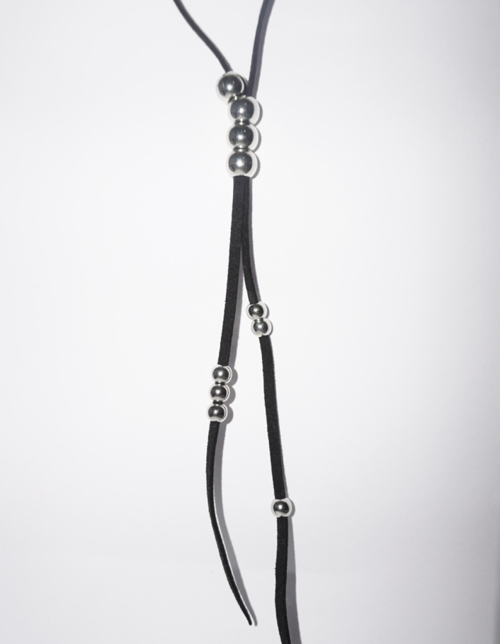 Collar corbata negro con bolitas plata