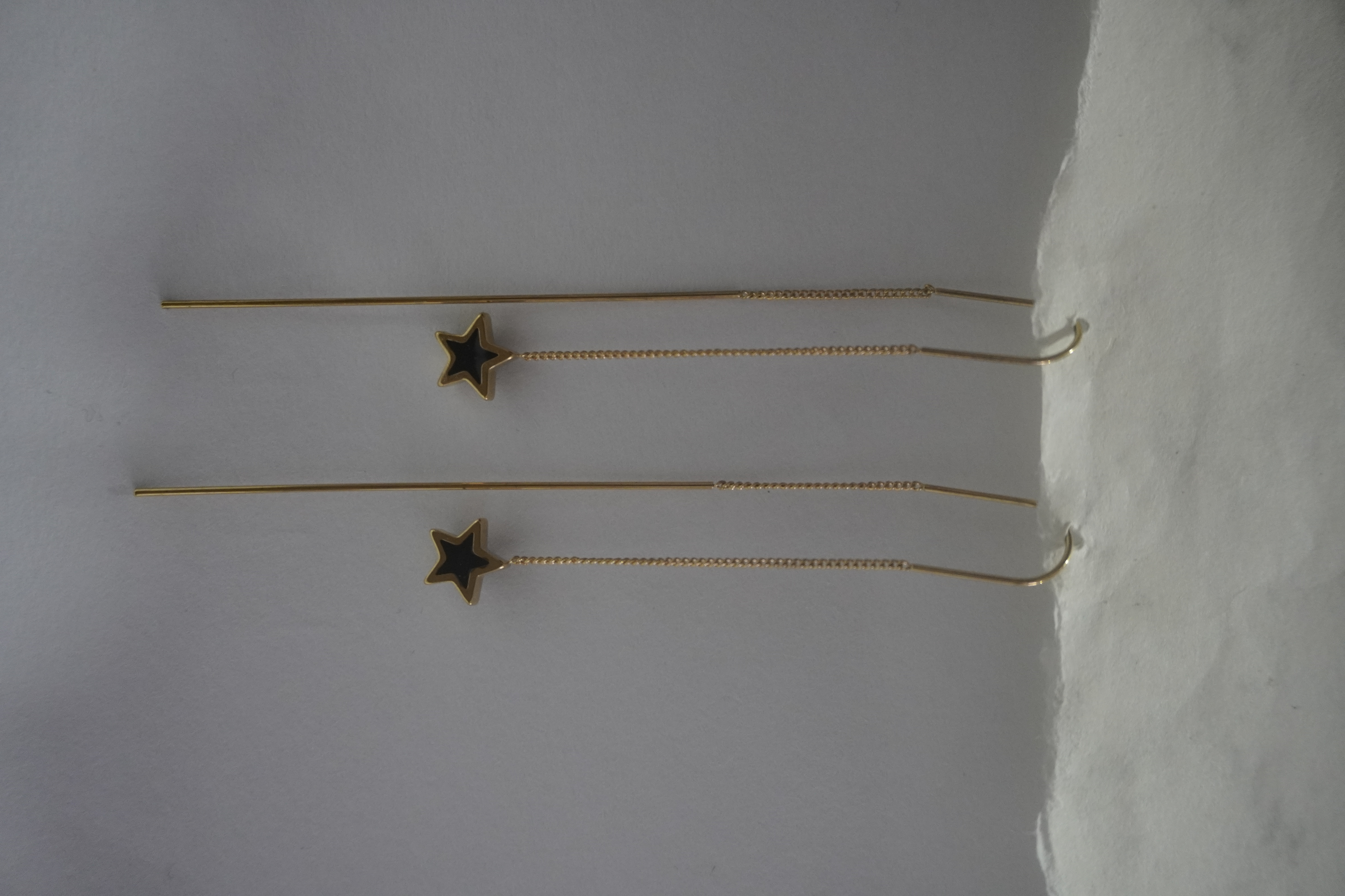 Aretes largos de estrella color negro 