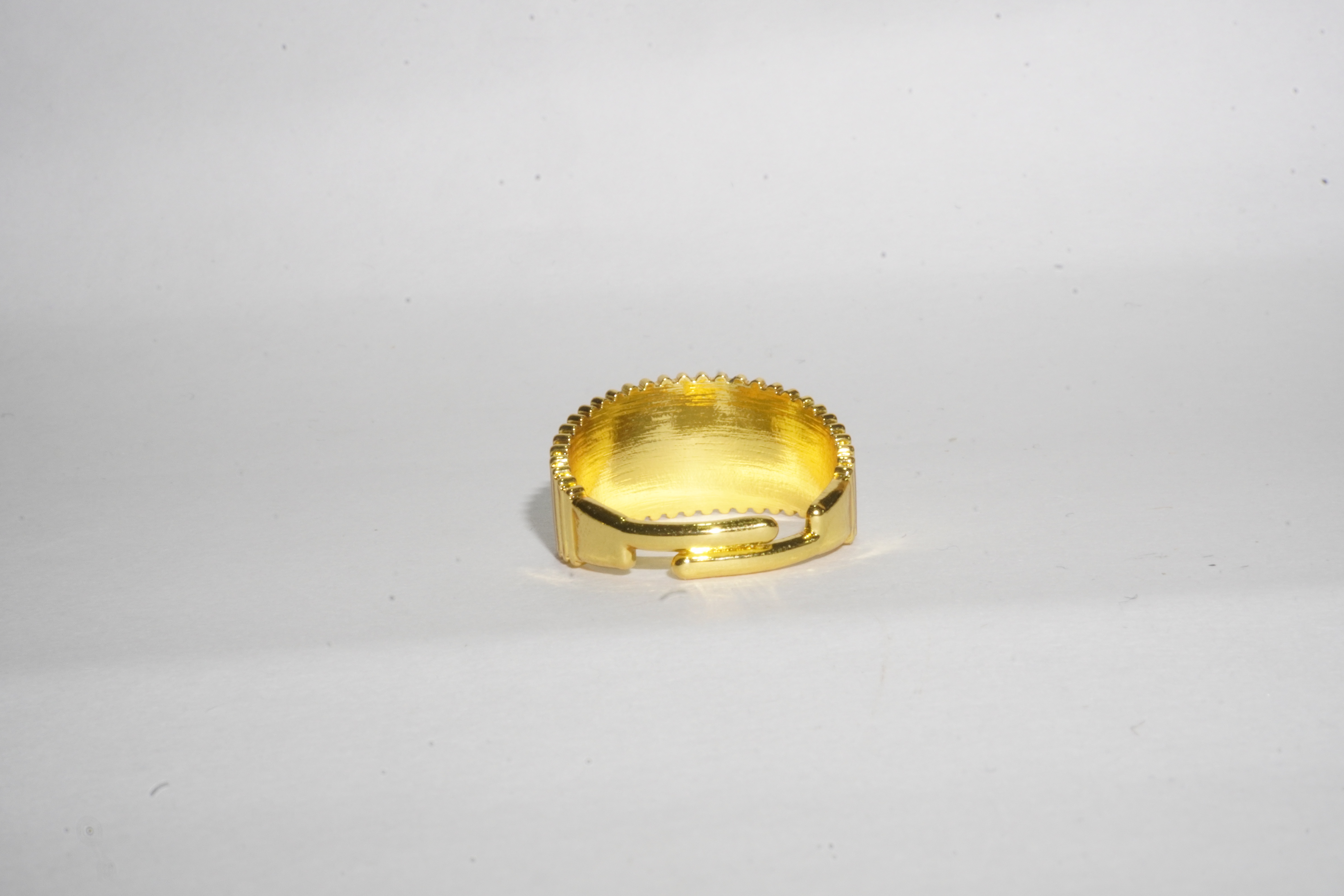 Anillo dorado lineas verticales