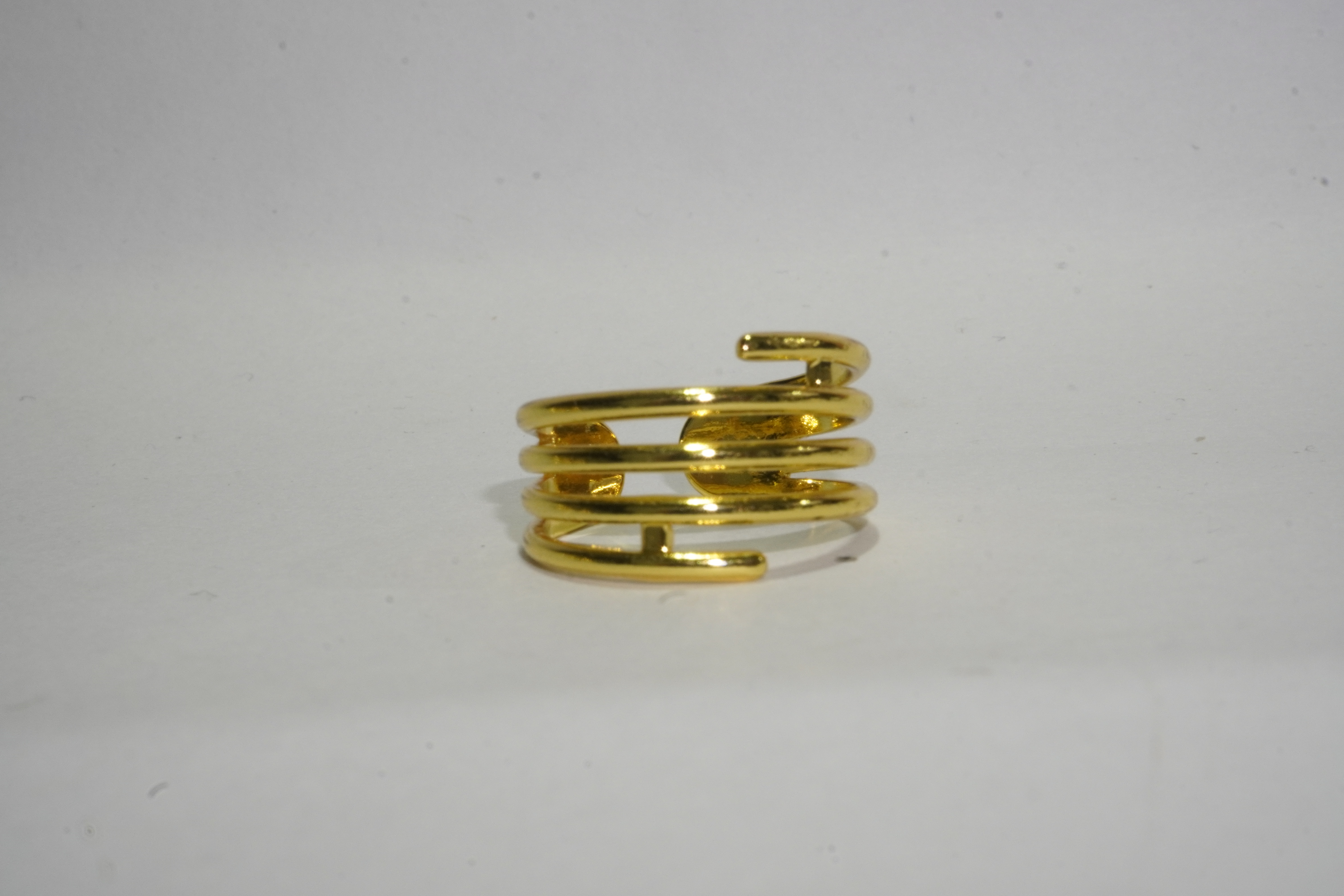 Anillo dorado lineas horizontales