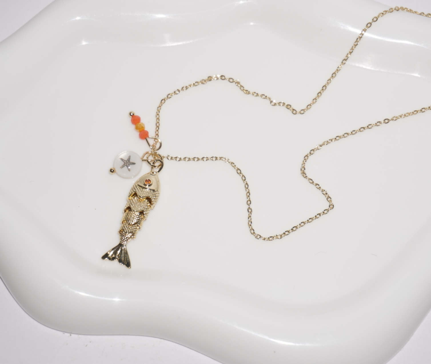 Collar KOI con cuentas naranjas y estrella blanca