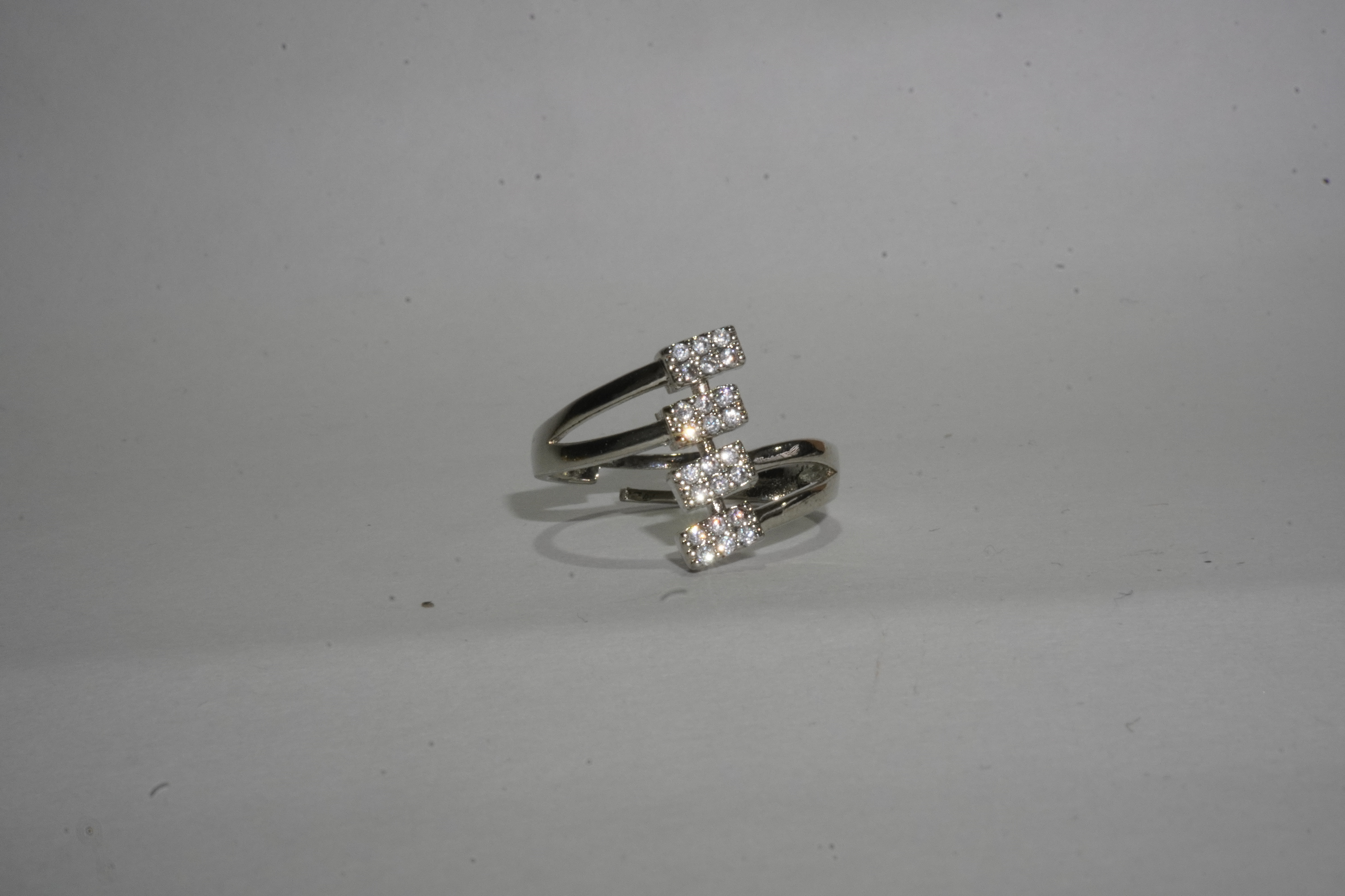 Anillo plateado con brillos rectangulares