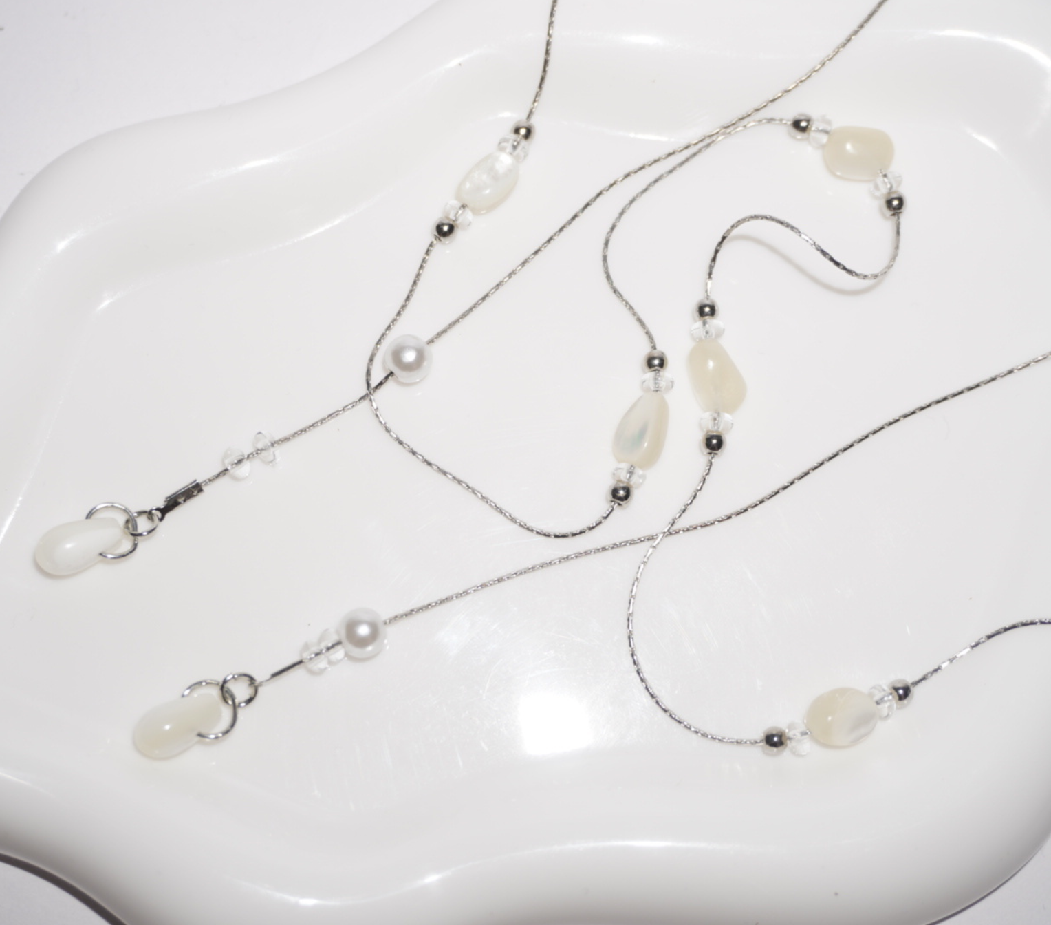 Collar tipo corbata con perlas y cuentas plateado