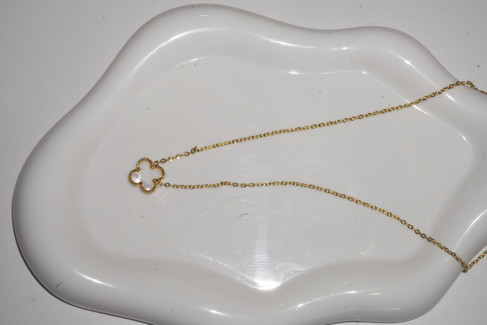 Collar trébol blanco 