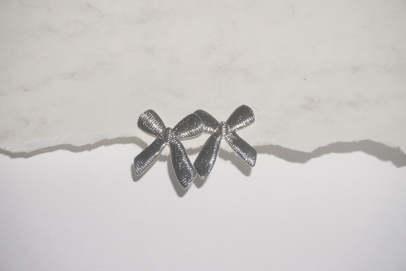 Aretes moño plateado