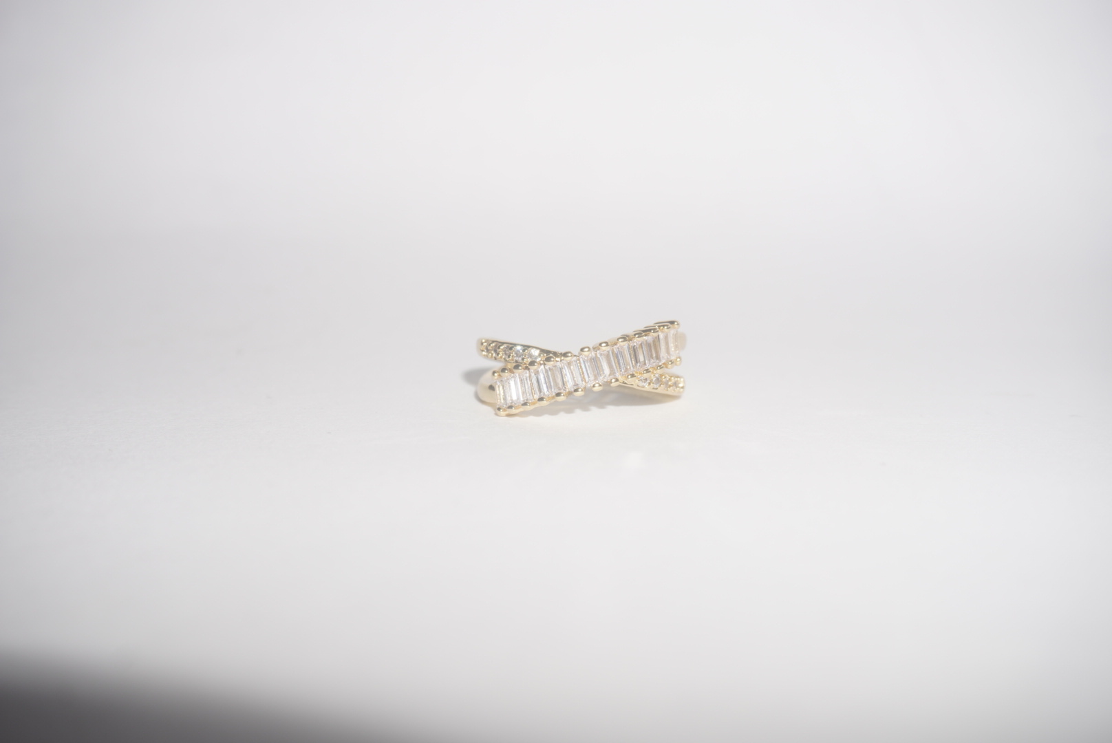 Anillo ajustable cruzado de brillos