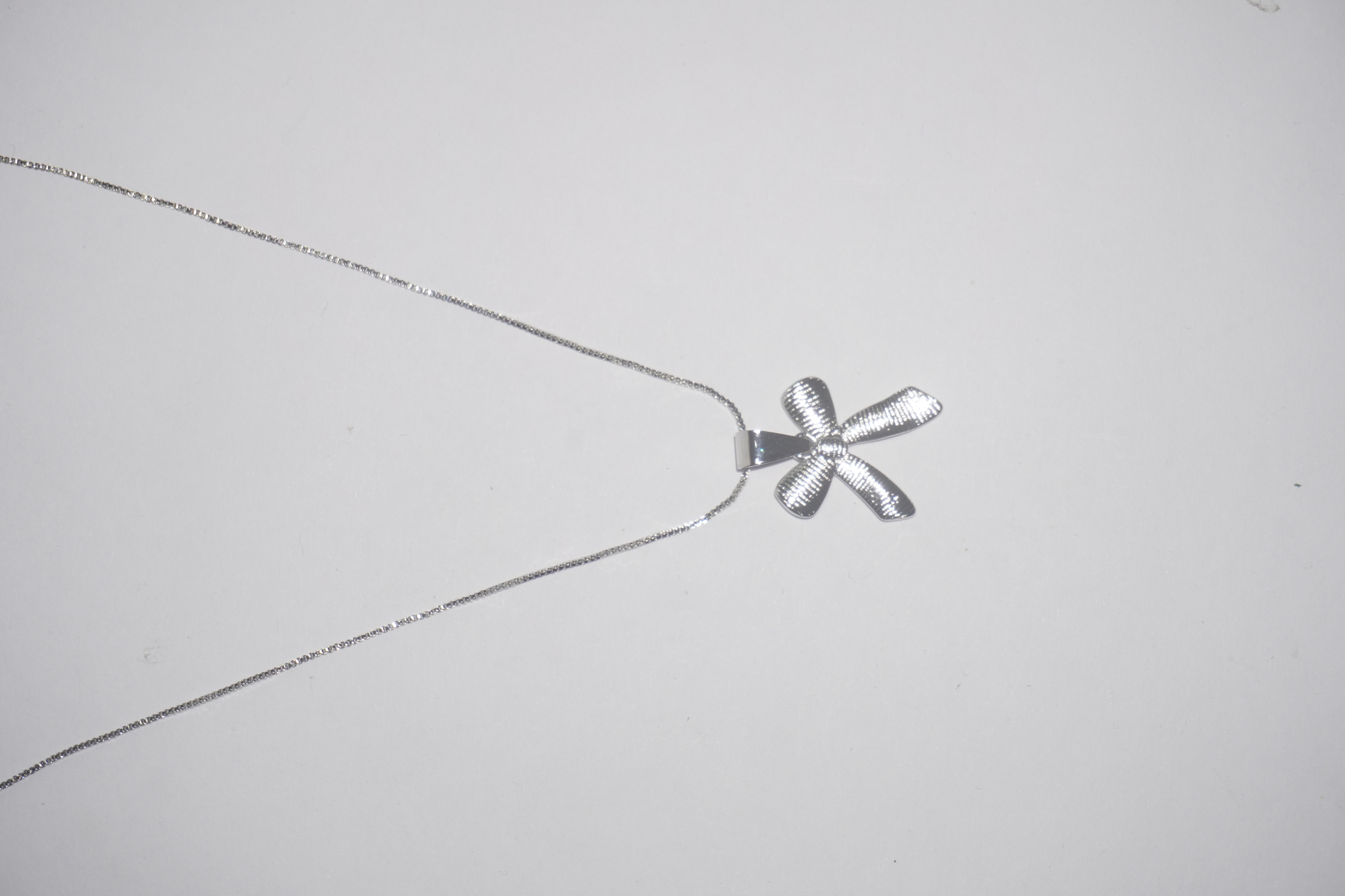 Collar moño plateado