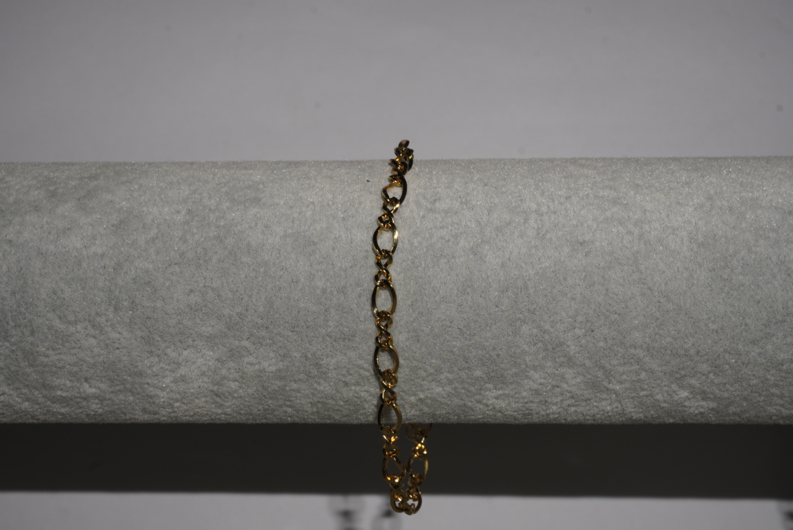 Pulsera dorada con eslabones tipo infinito