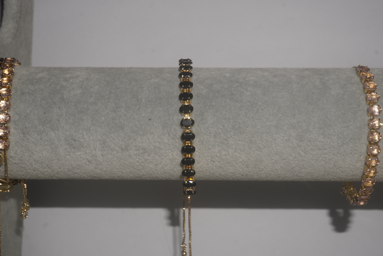 Pulsera con piedras negras