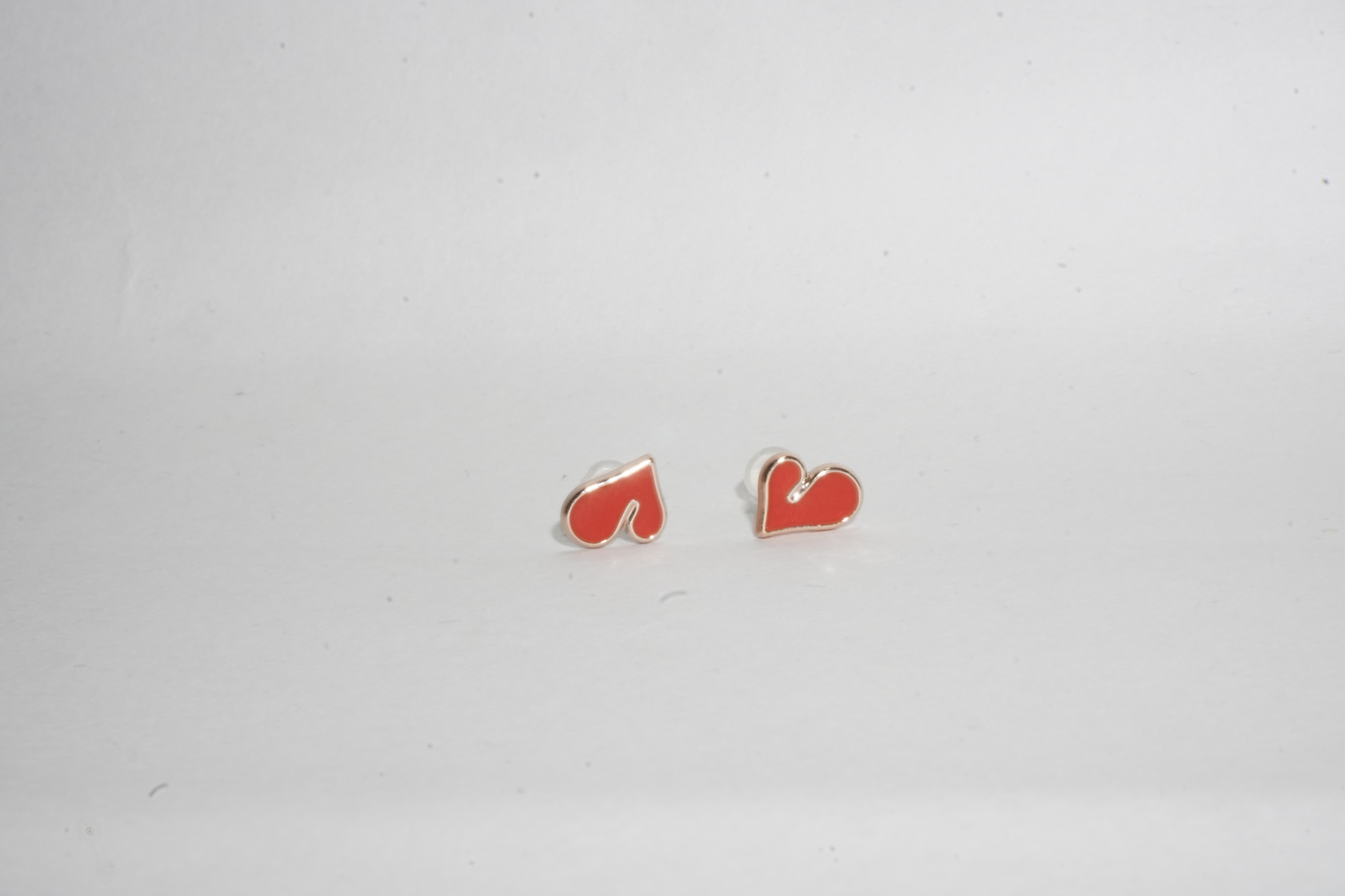 Aretes corazón rojo asimétrico
