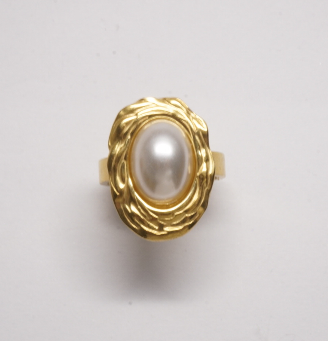 Anillo Dorado con Perla al centro