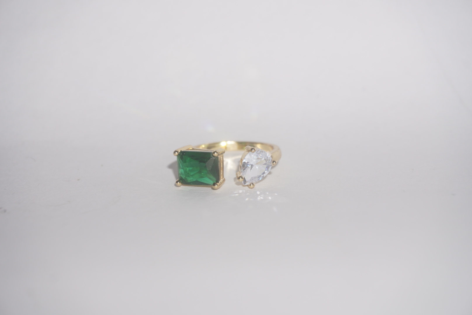 Anillo ajustable dorado con piedra verde y piedra brillante ovalada
