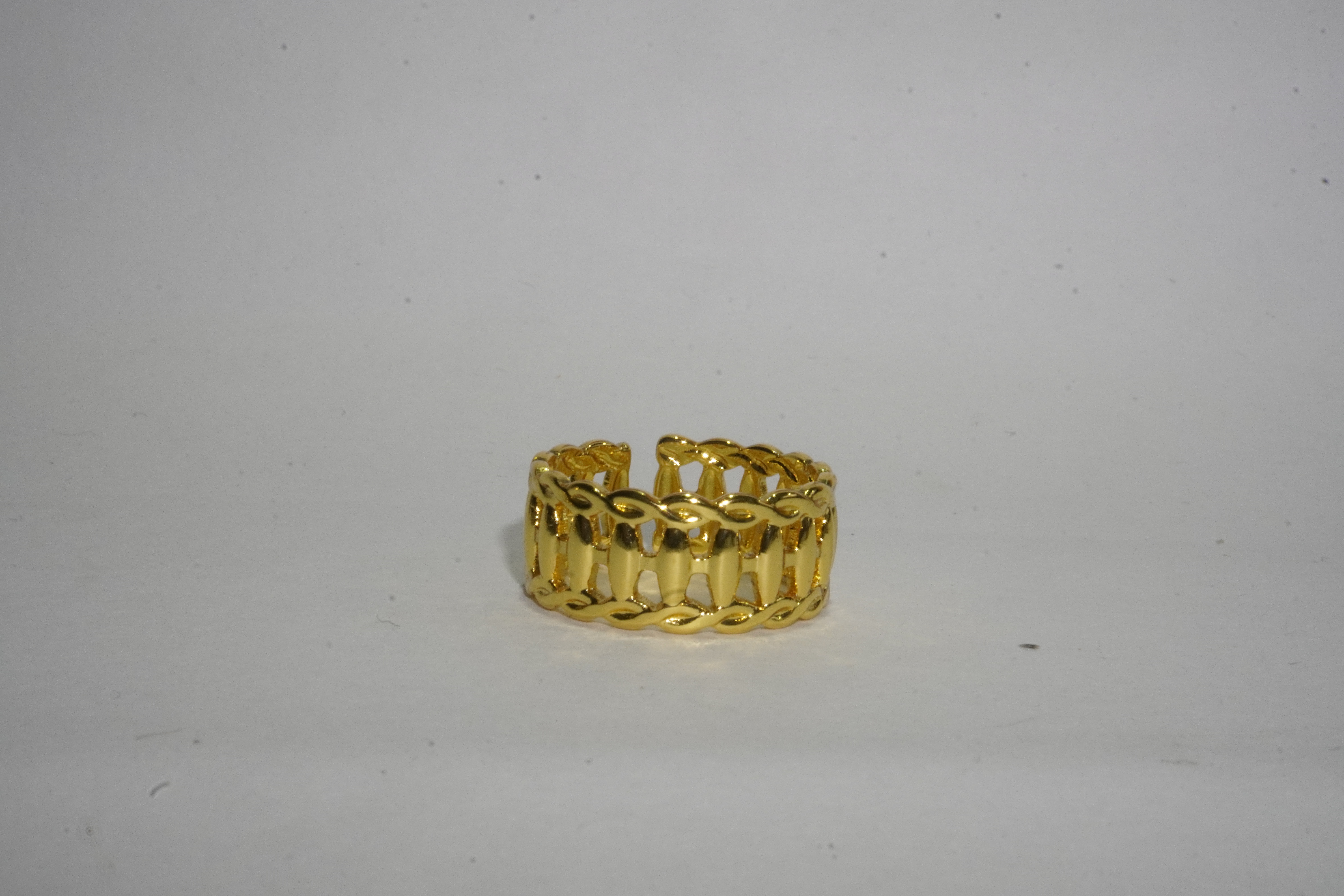 Anillo dorado trenzado