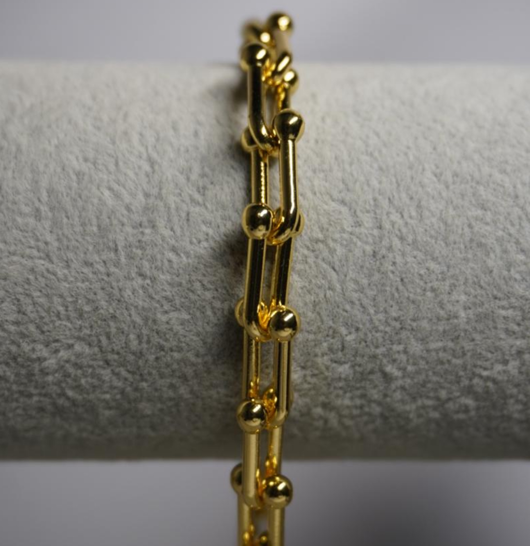 Pulsera dorada con hebilla elegante