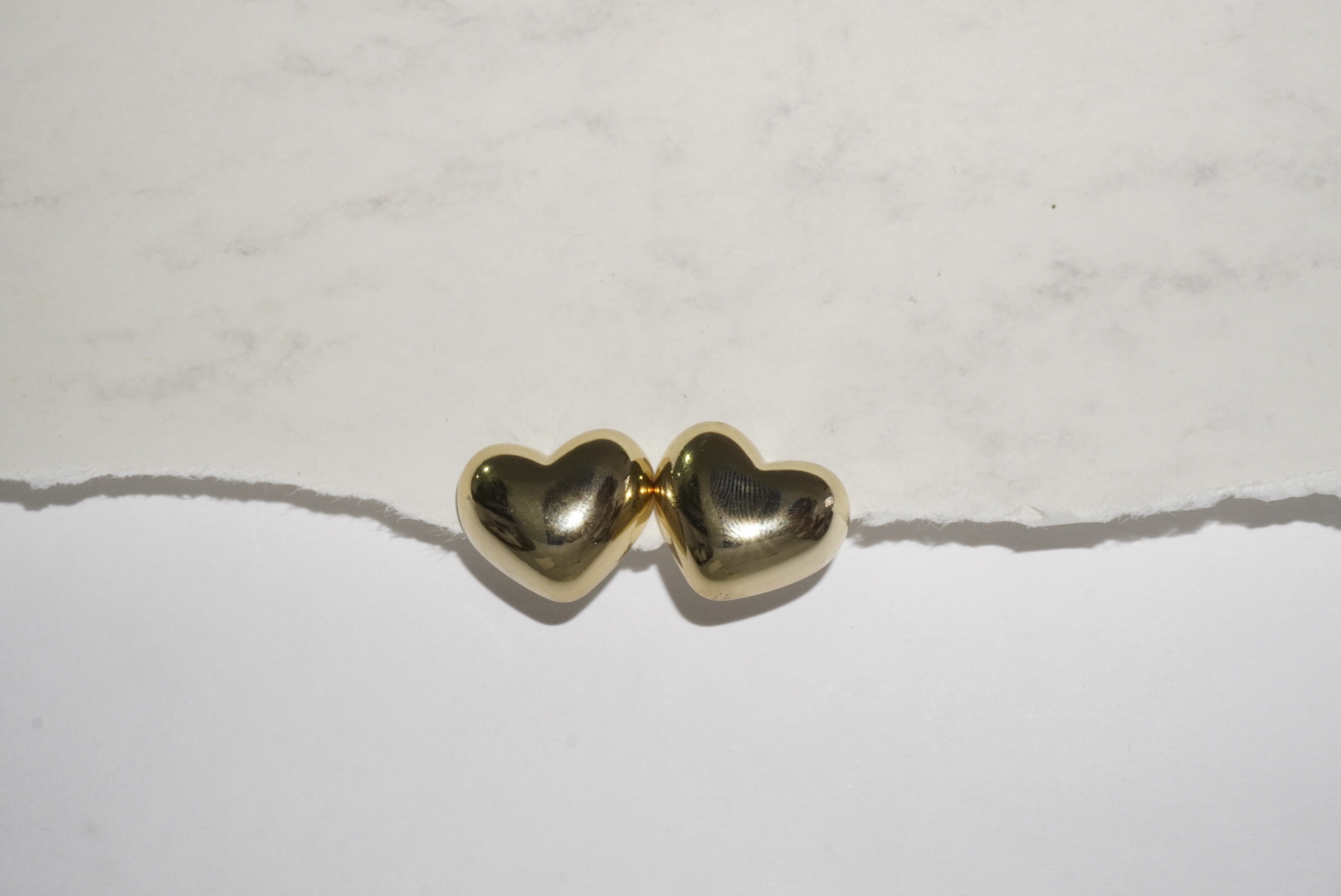 Aretes corazón redondo dorado 