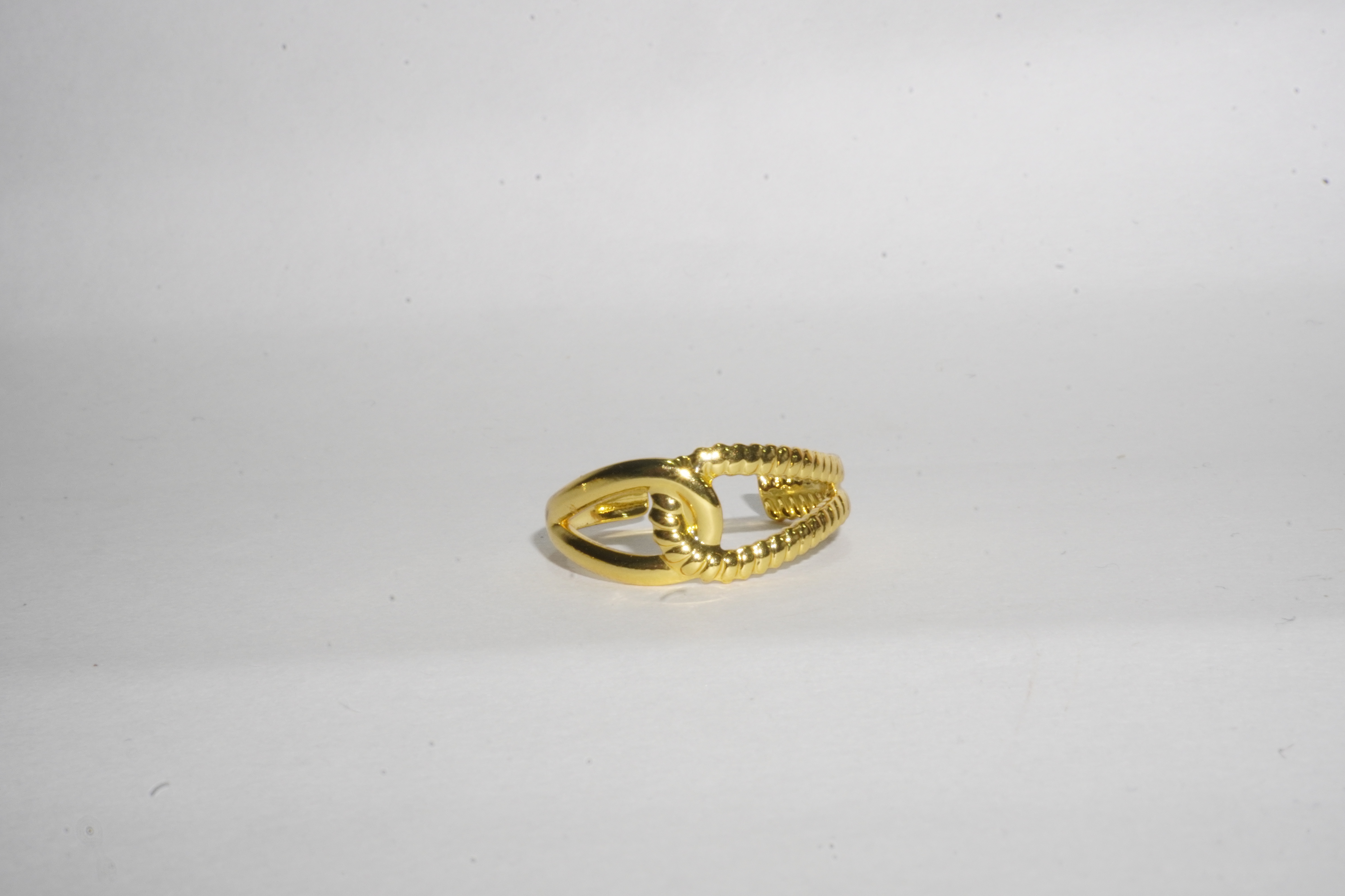 Anillo dorado tipo cuerda entrelazada