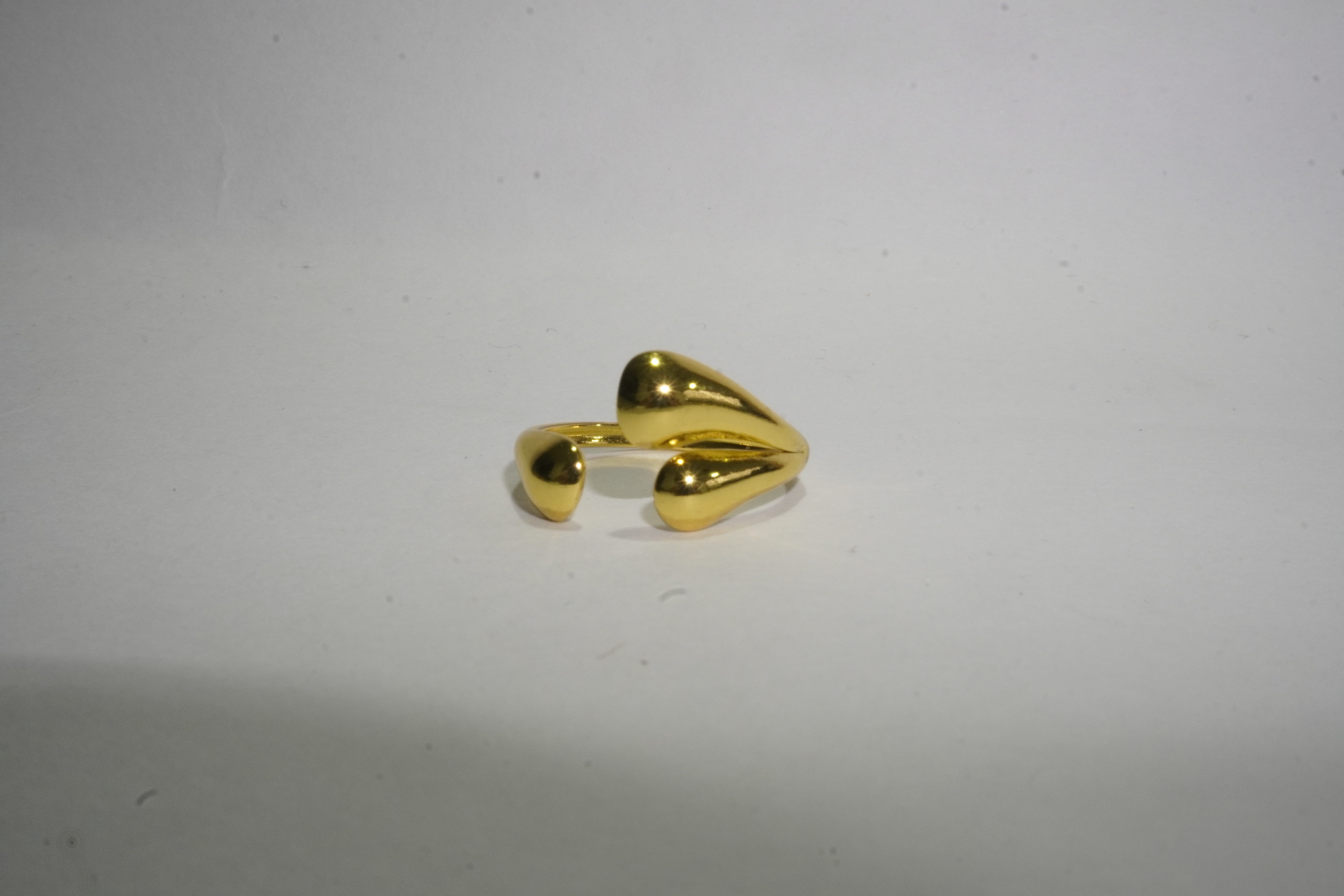 Anillo dorado tres gotas