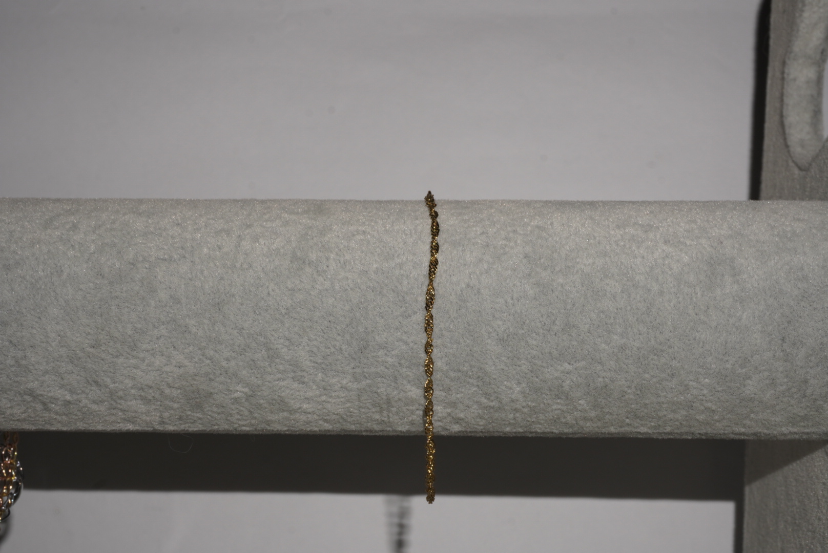 Pulsera delgada dorada enrollada