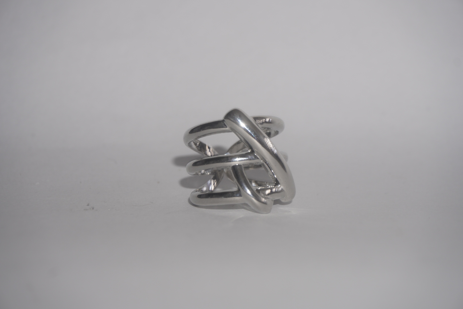 Anillo ajustable círculos entrelazados plateado 