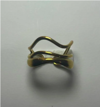 anillo 3 lineas onduladas  en dorado