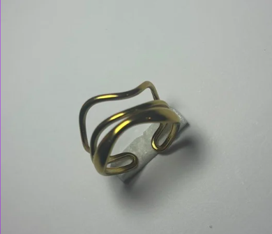 anillo 3 lineas onduladas  en dorado