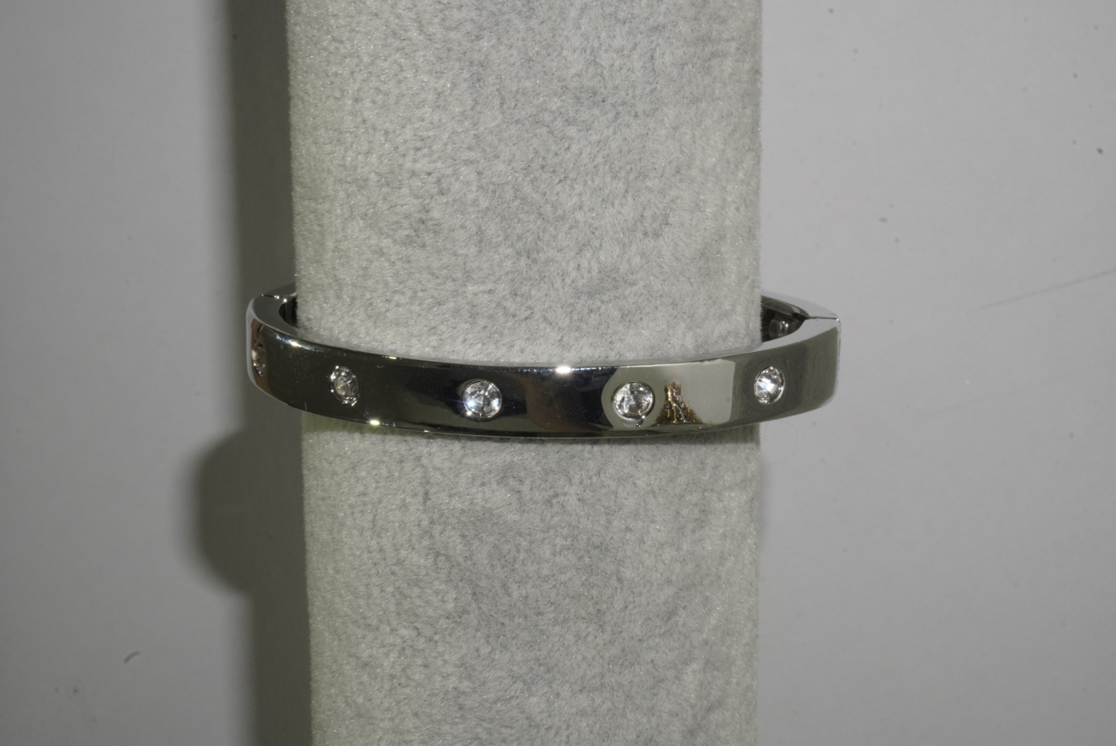 Pulsera rígida con brillos plateada