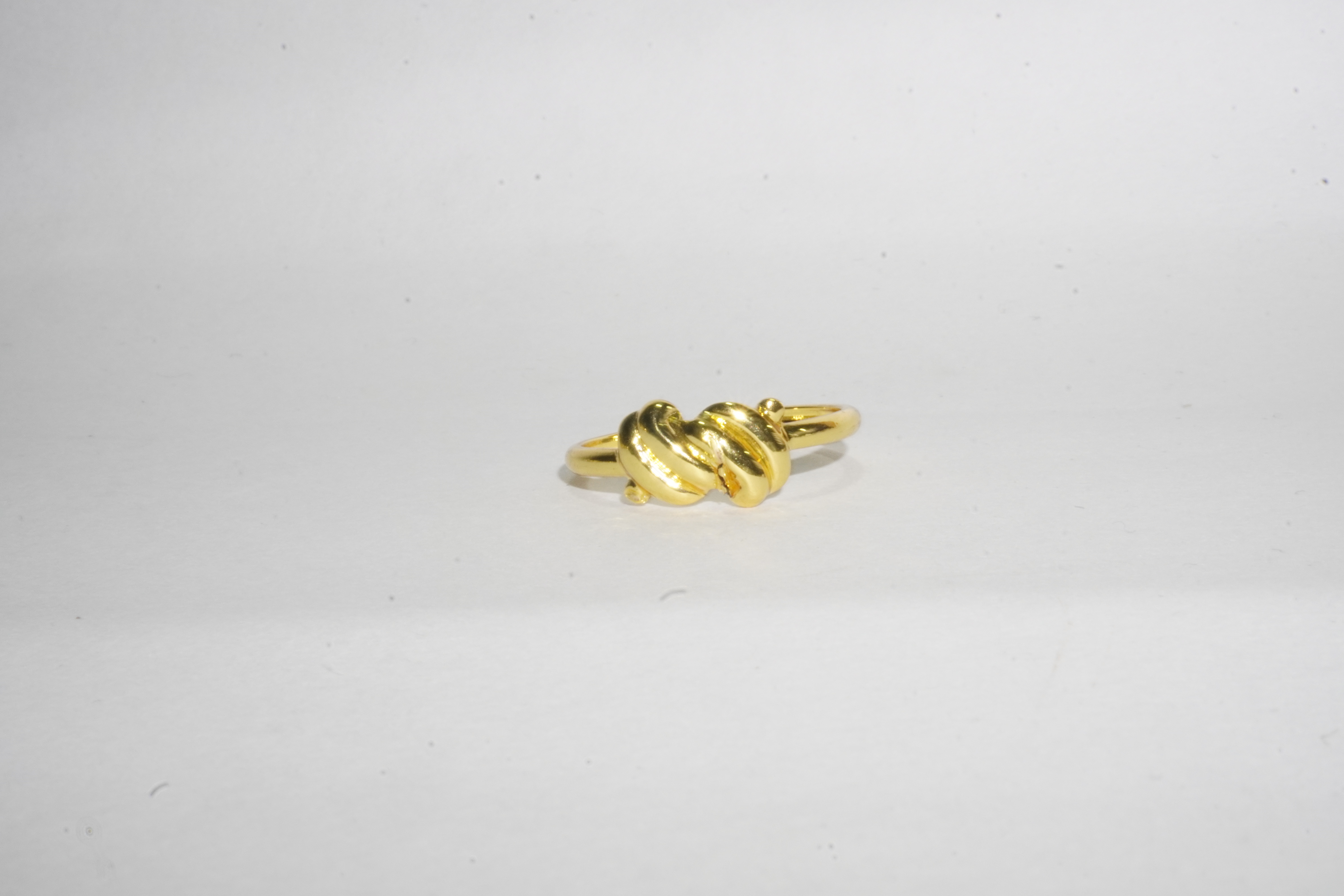Anillo dorado con nudo 