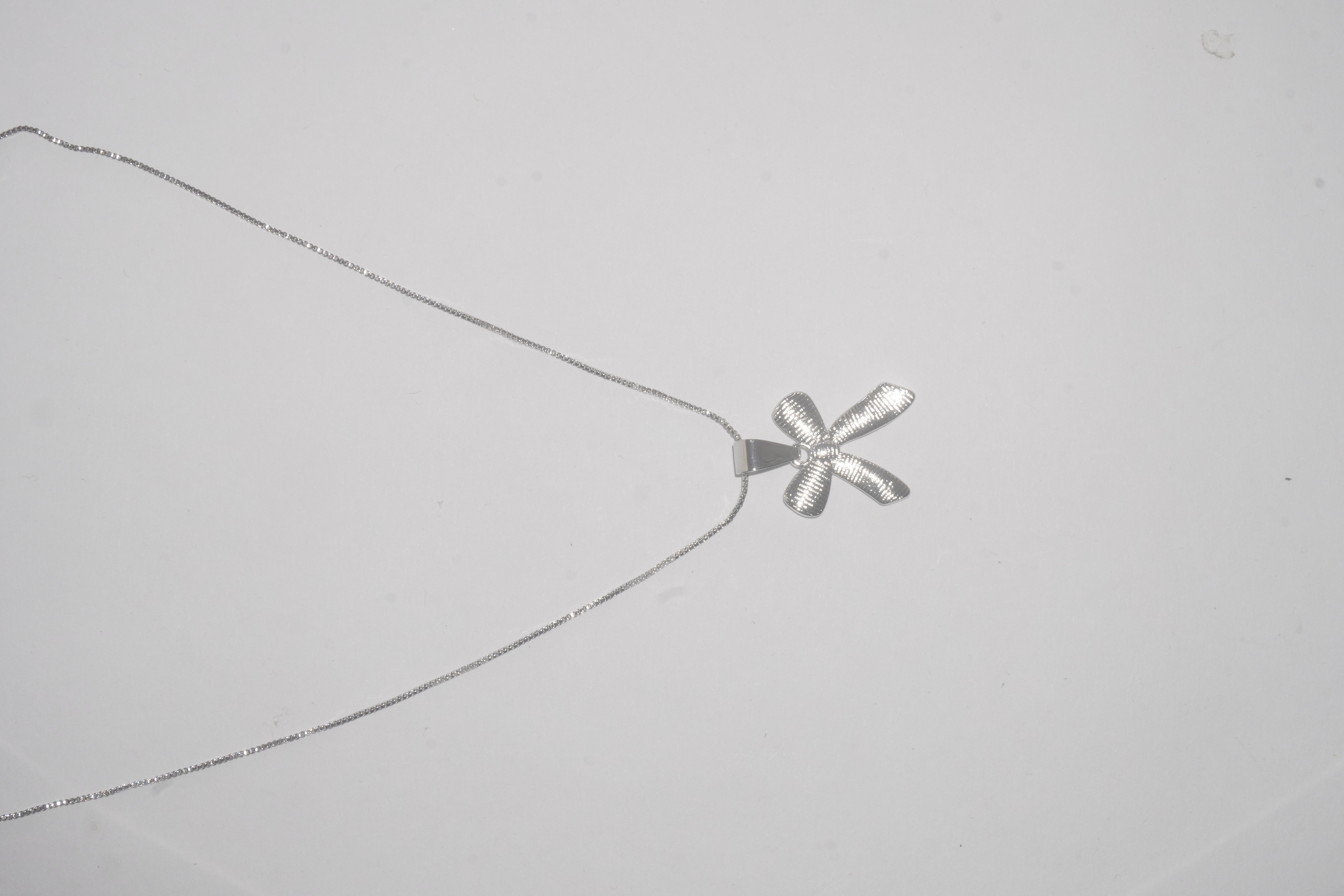 Collar moño plateado