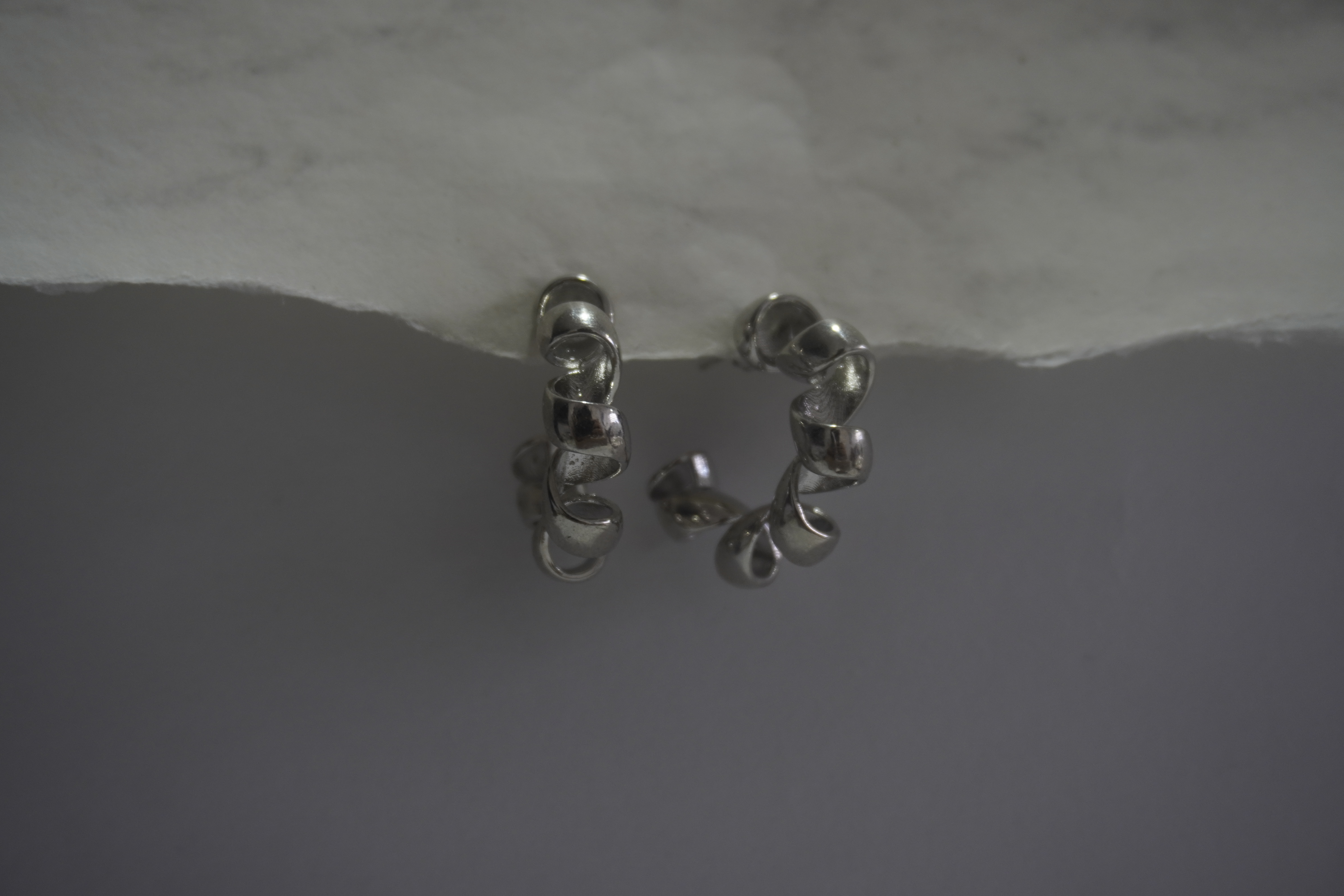 Aretes plateados circulo envuelto en espiral