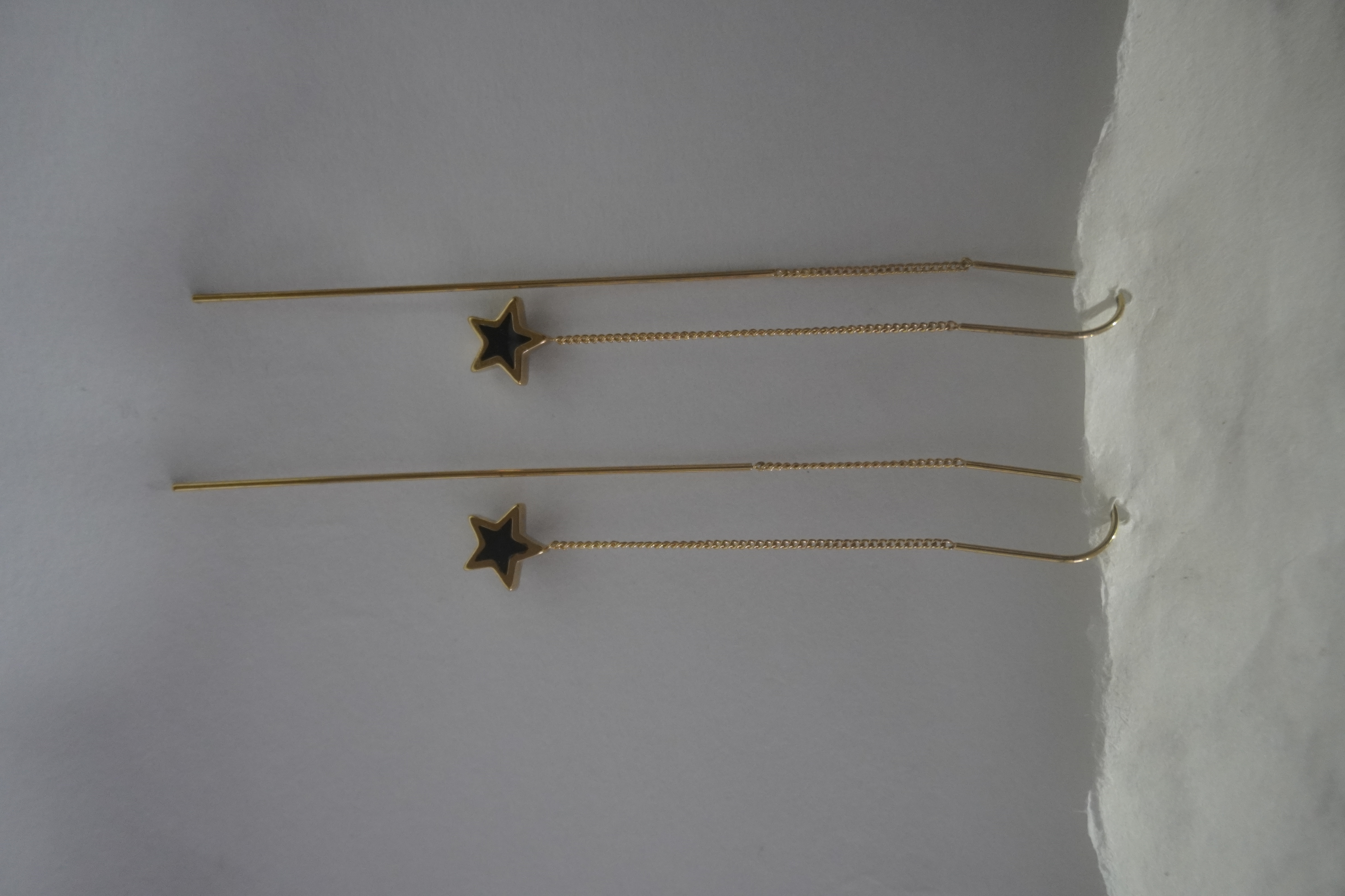 Aretes largos de estrella color negro 