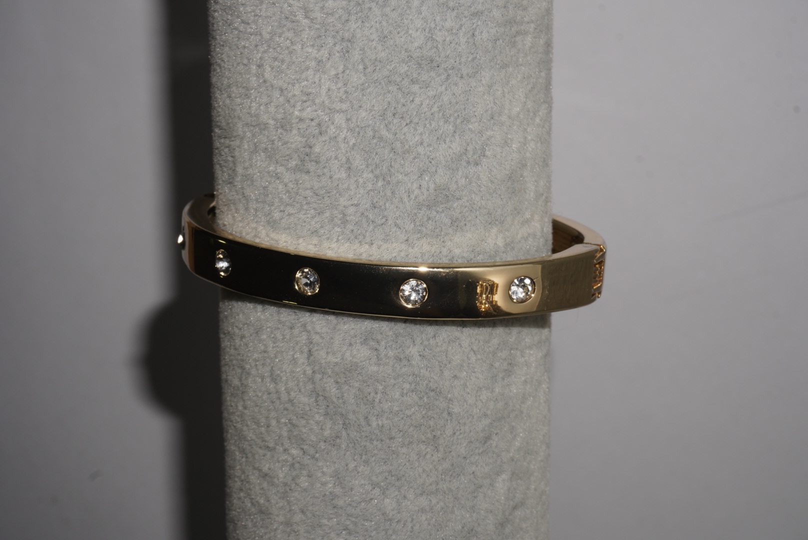 Pulsera rígida con piedras