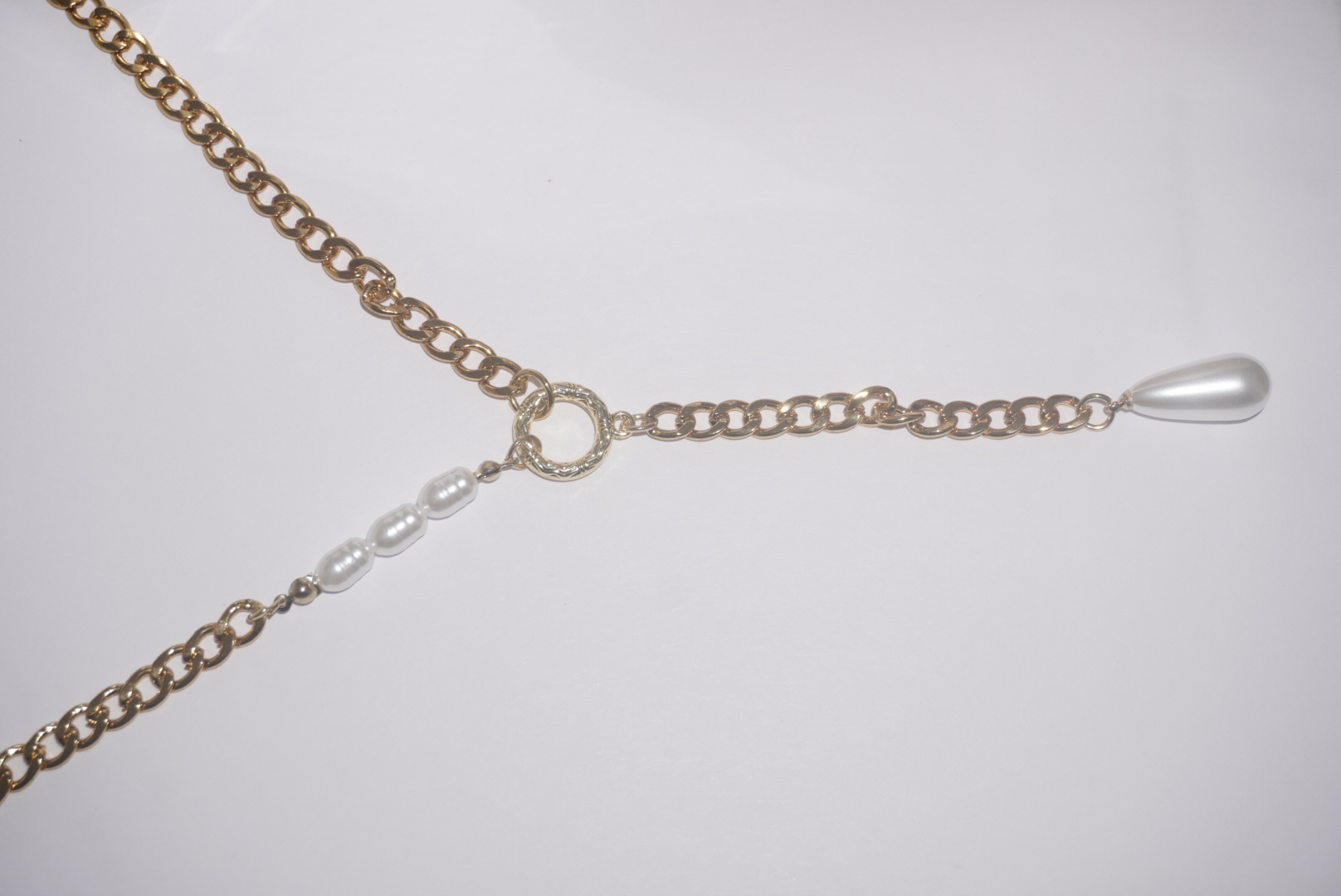 Collar dorado colagante con piedra de perla