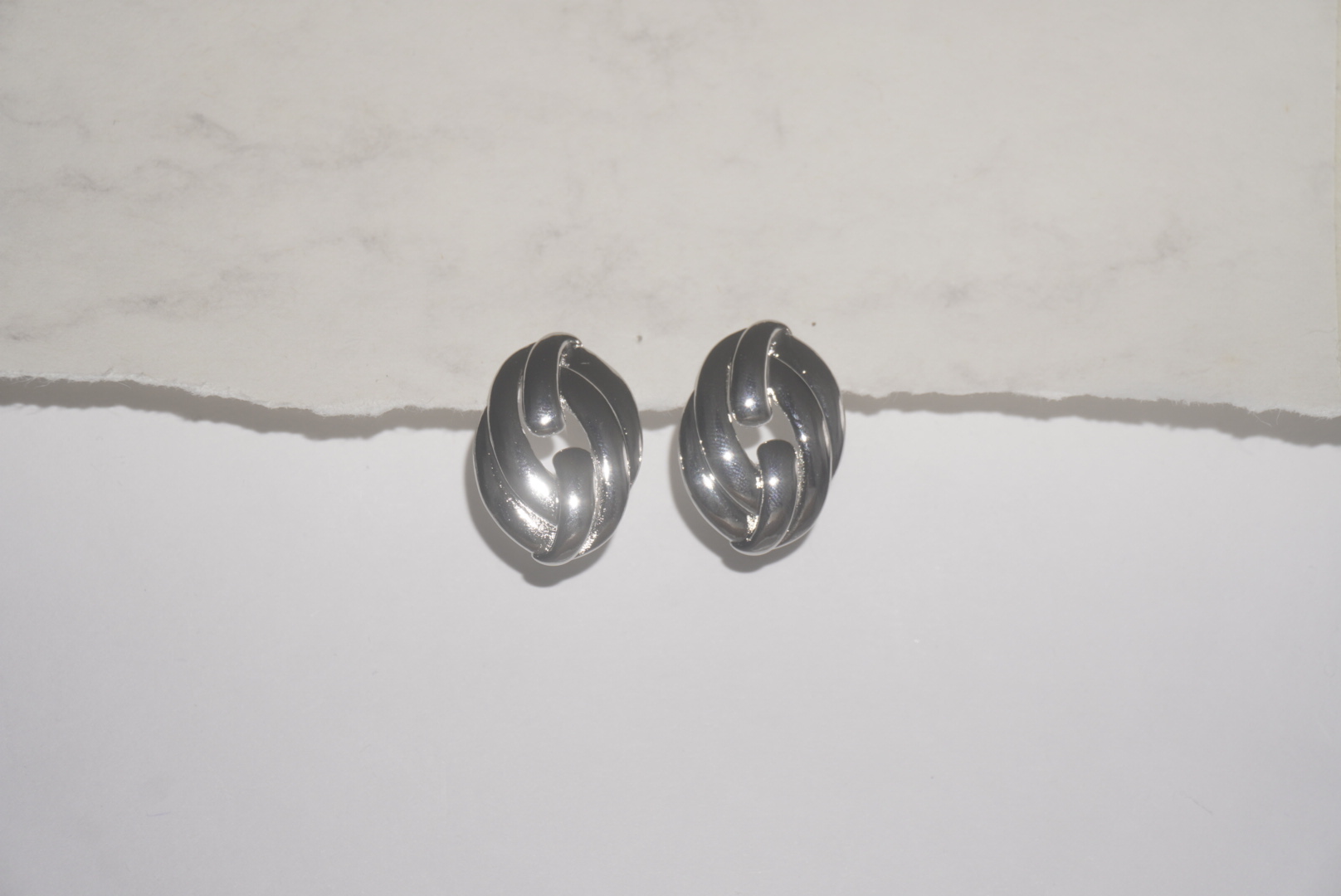 Aretes ovalados entrelazados plateados