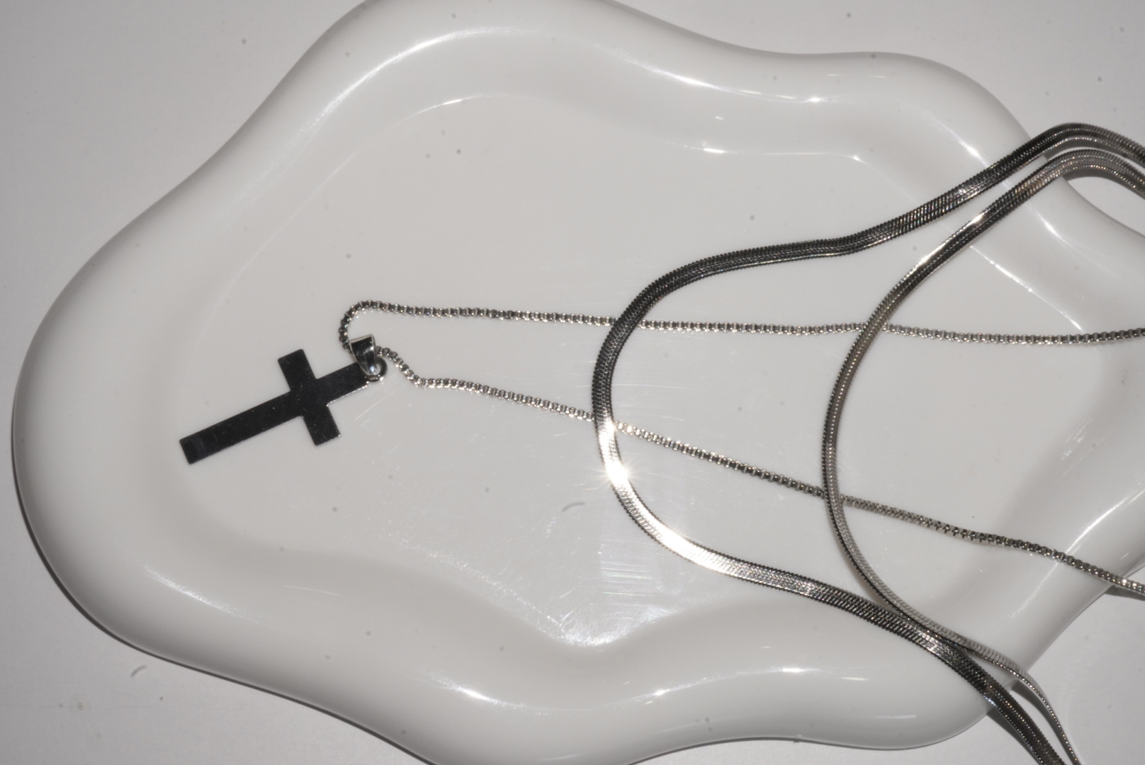 Collar plateado de cruz