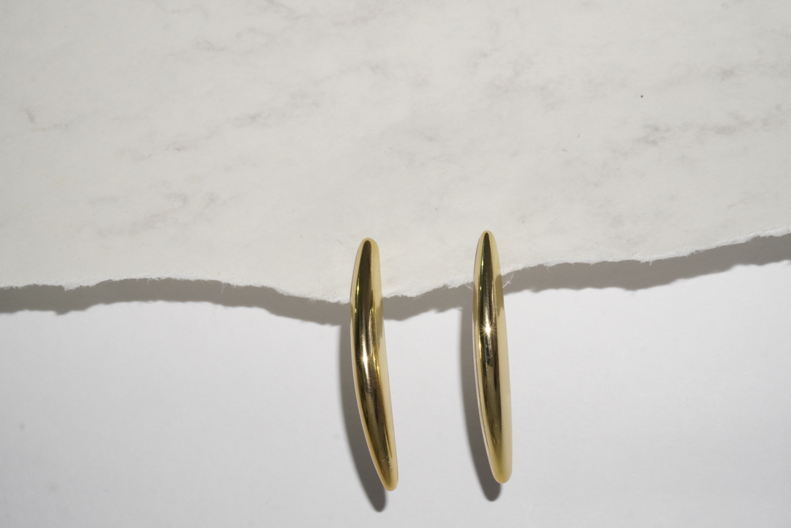 Aretes dorados largos curvo