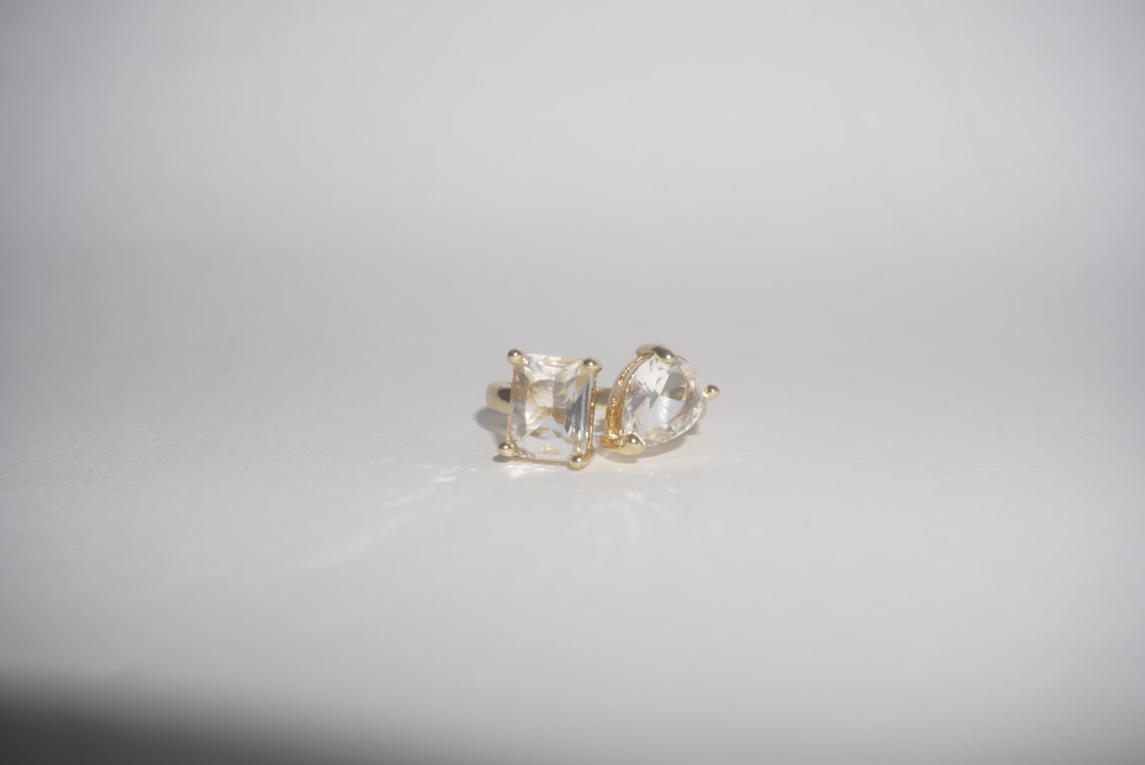 Anillo ajustable dorado con dos piedras brillantes 
