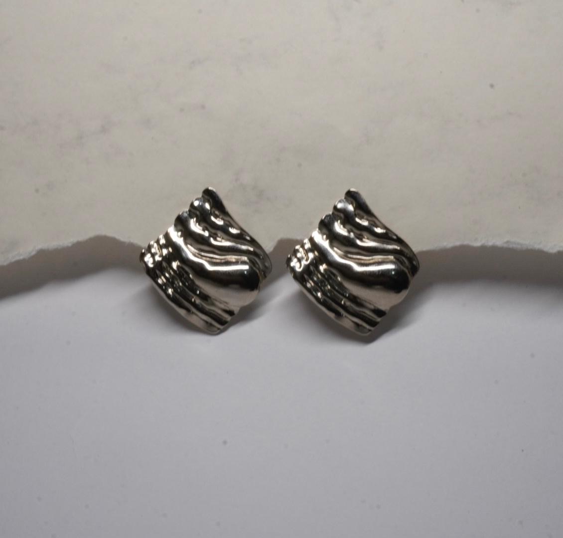 Aretes cuadrados ondulados plateados