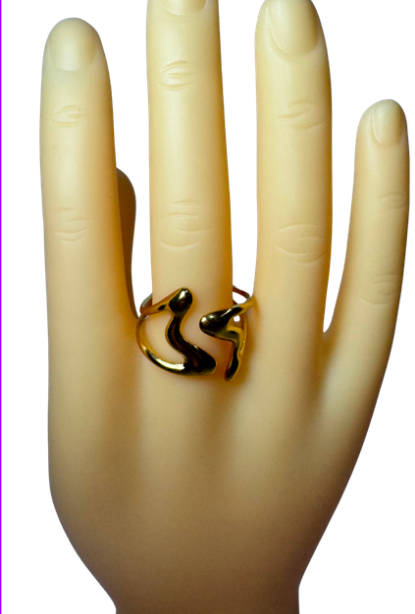 Anillo dorado con corazones asimétricos