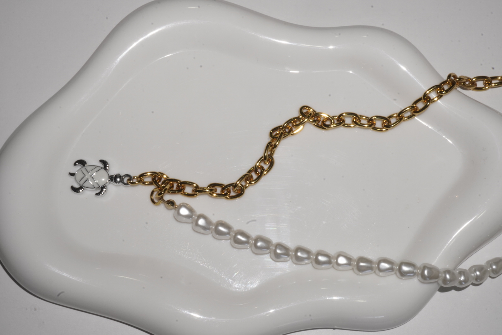 Collar de perlas con tortuga blanca