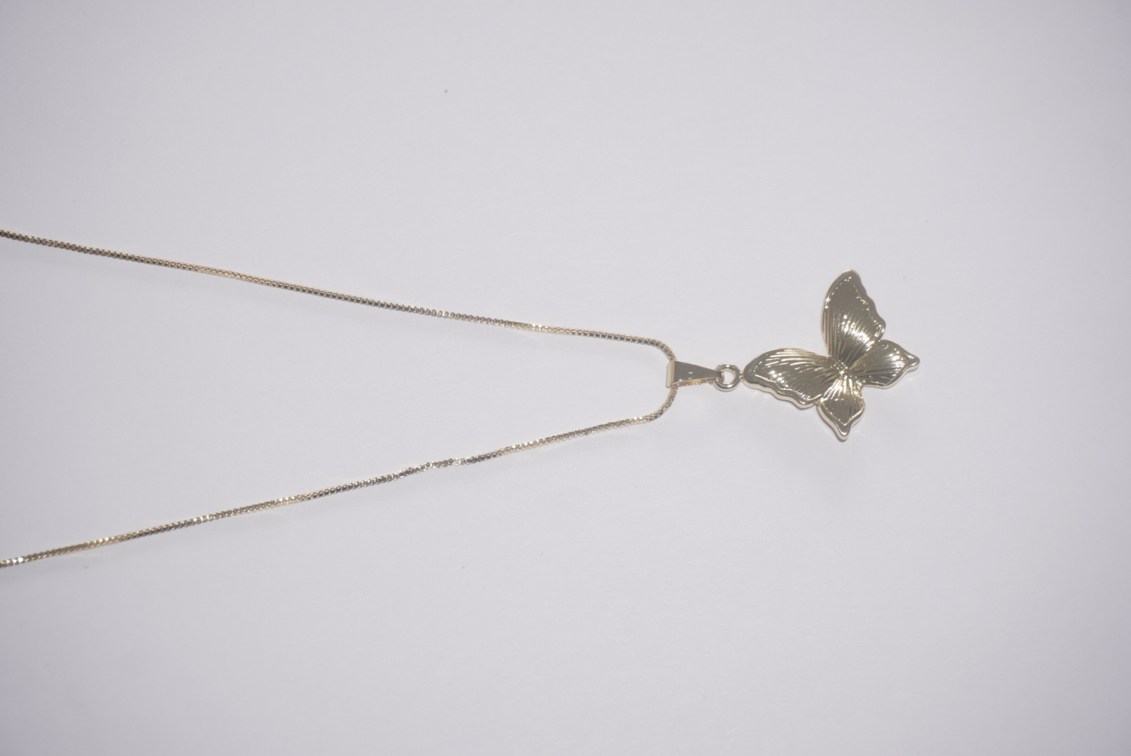 Collar mariposa dorada