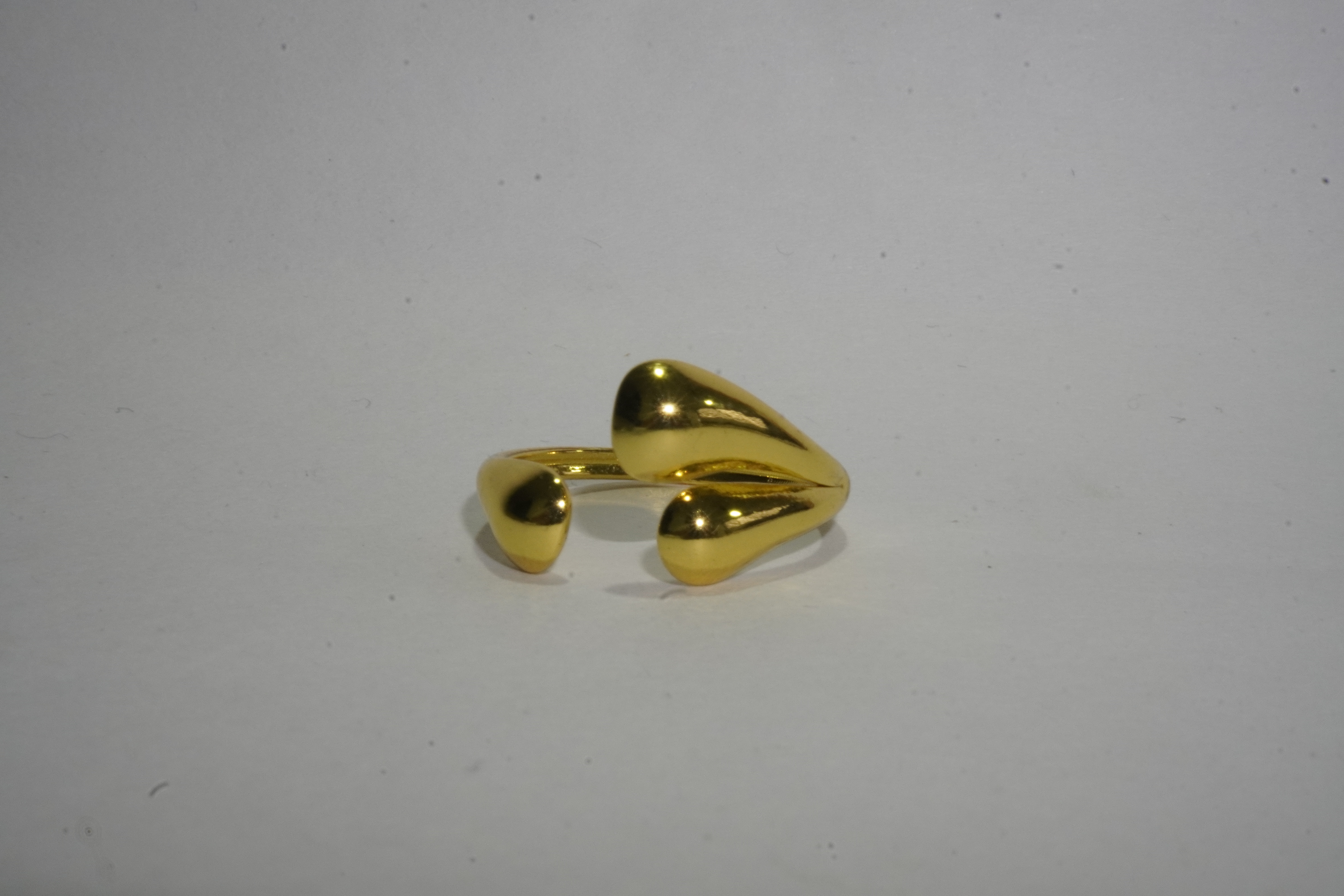 Anillo dorado tres gotas
