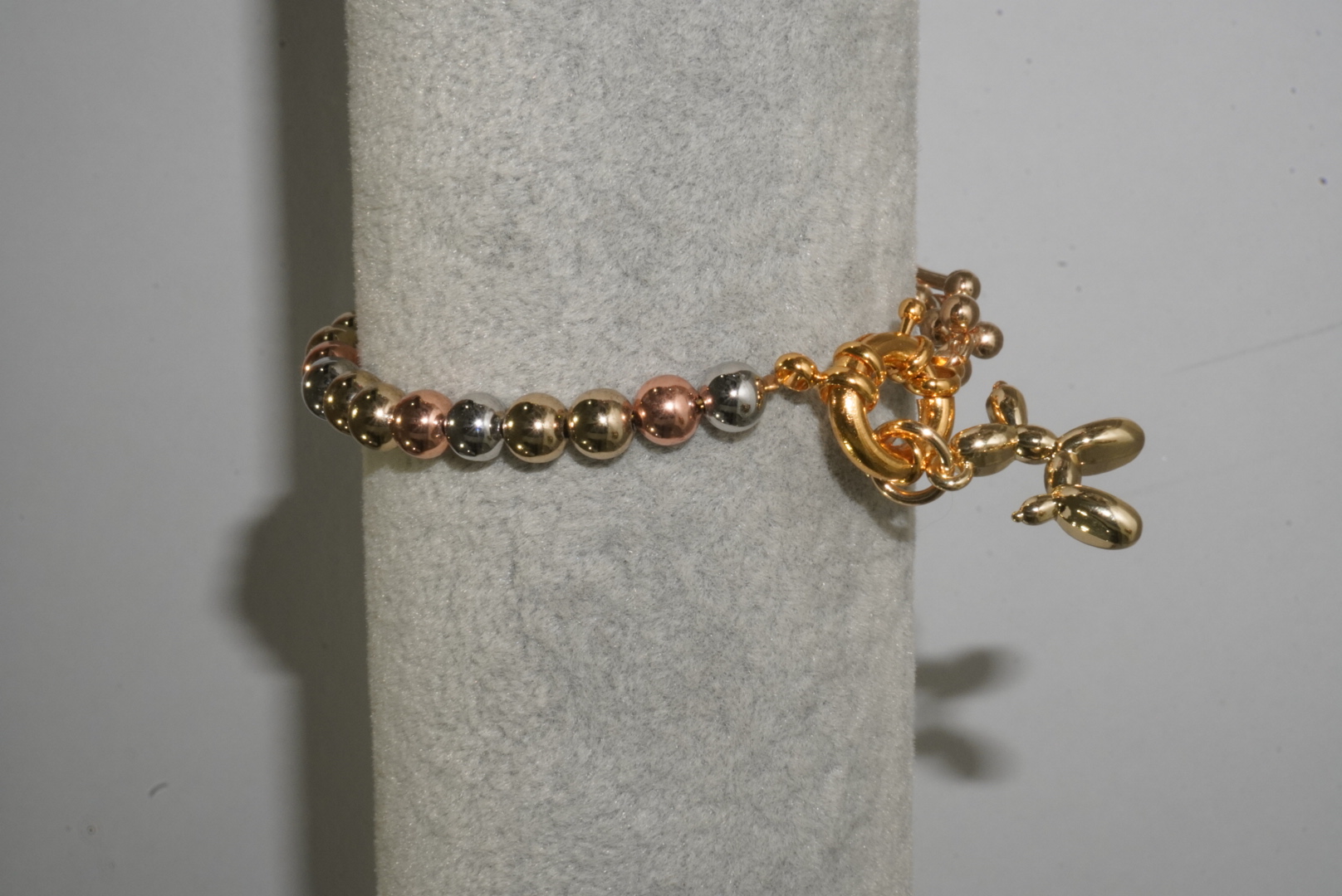 Pulsera tricolor con dije de perrito inflable 