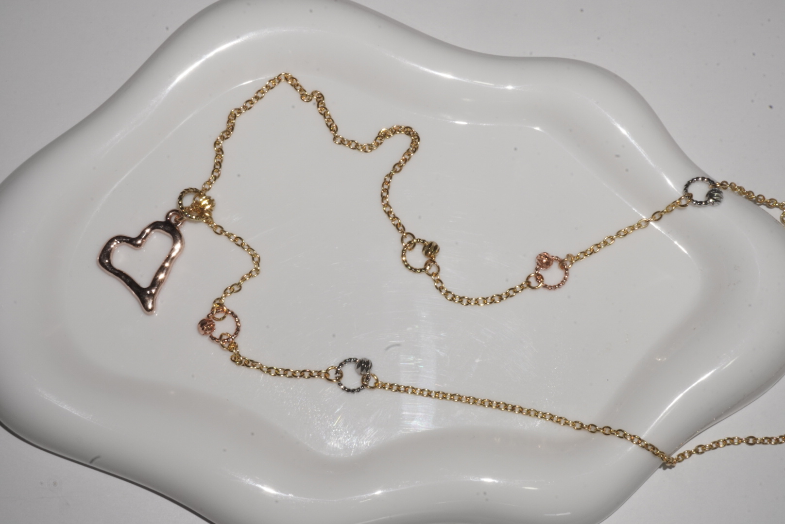 Collar de corazón y anillos pequeños