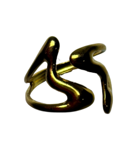 Anillo dorado con corazones asimétricos