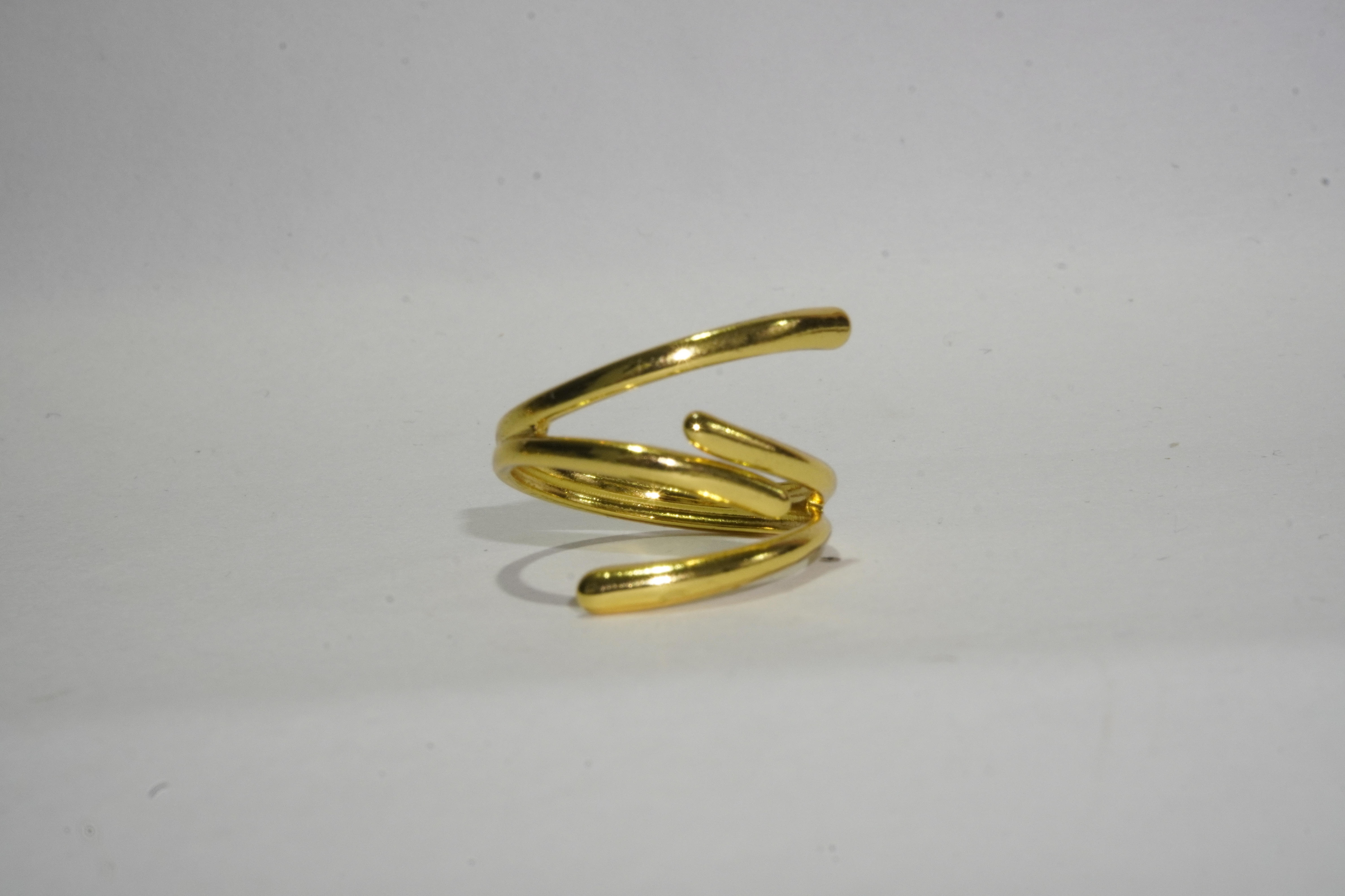 Anillo dorado de lineas asimétricas