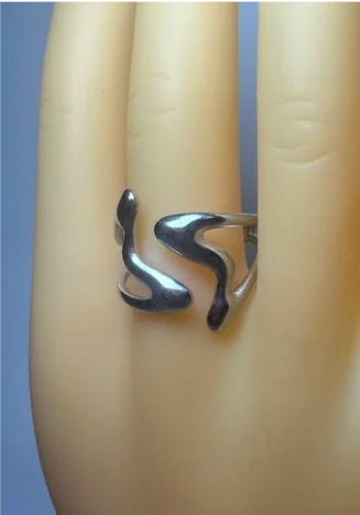 Anillo de dos corazones asimétricos