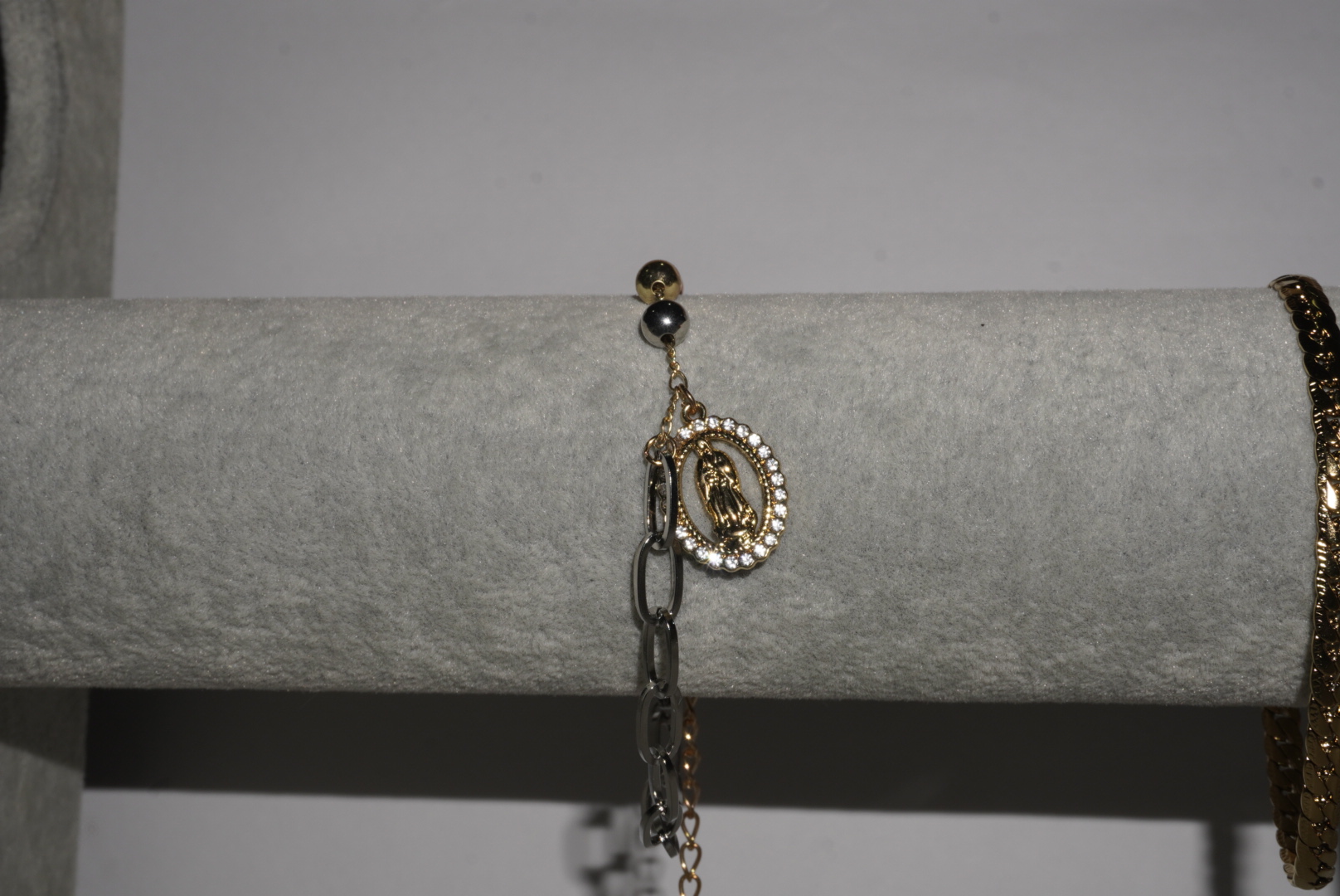 Pulsera con dije de virgen 