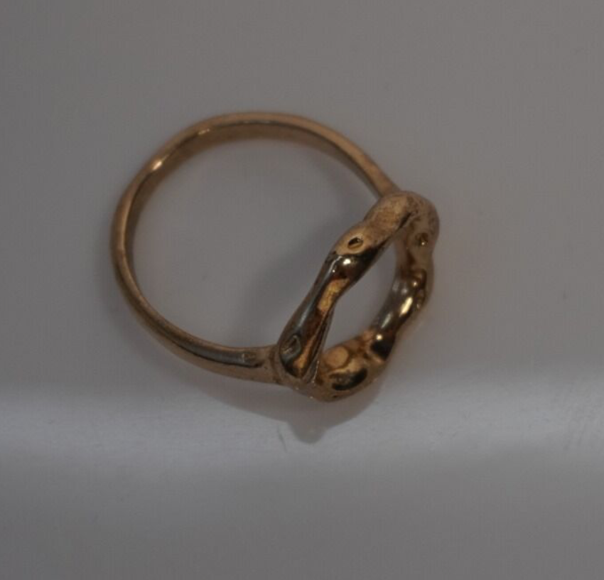 Anillo de acero inoxidable en dorado