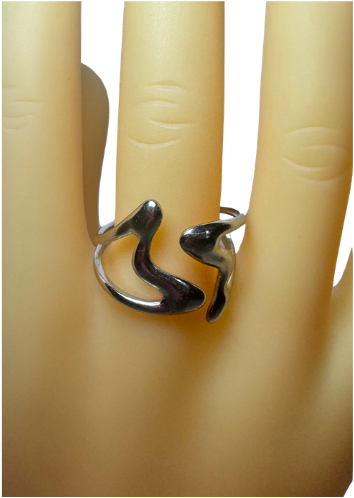 Anillo de dos corazones asimétricos