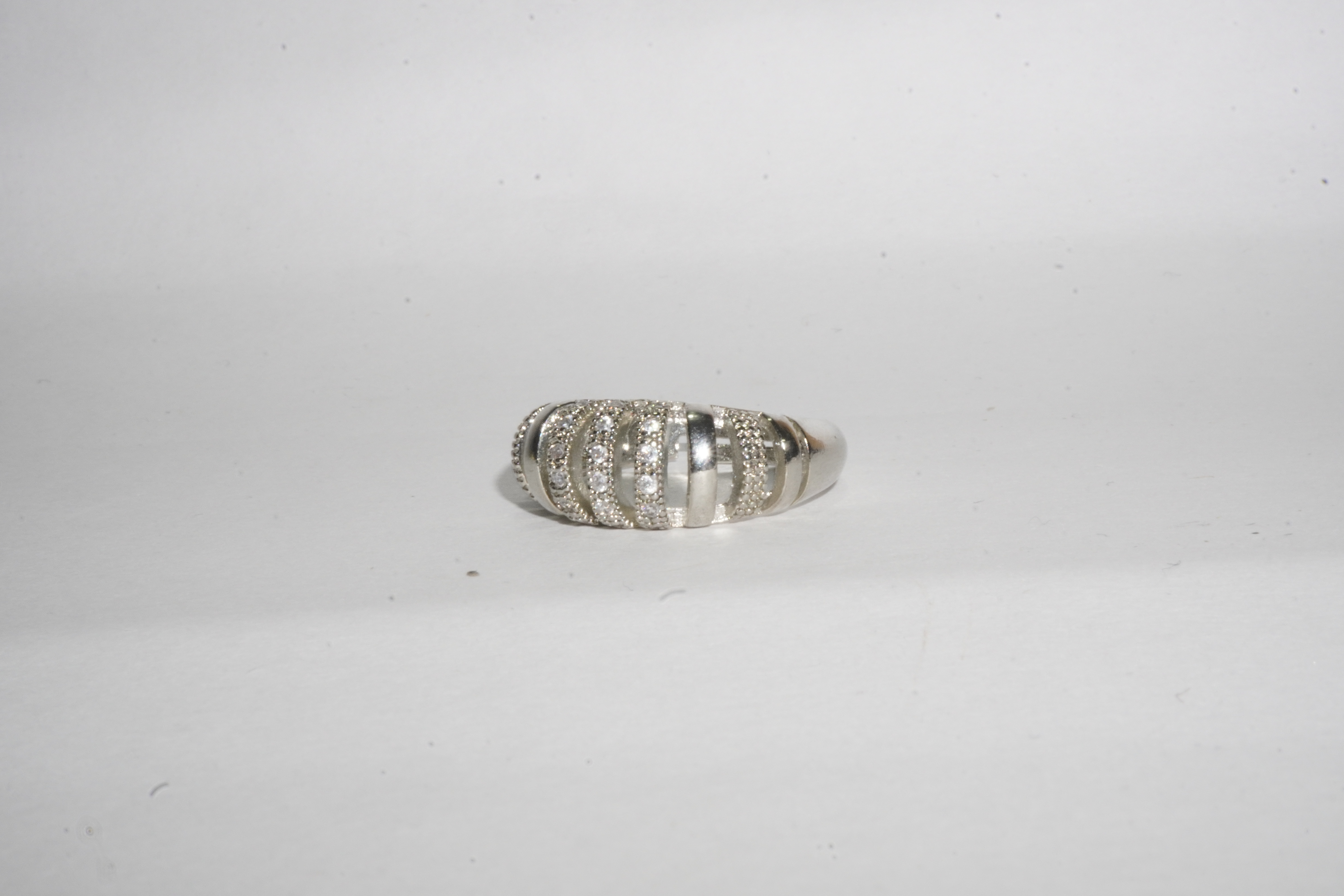 Anillo plateado tipo corona de brillos 